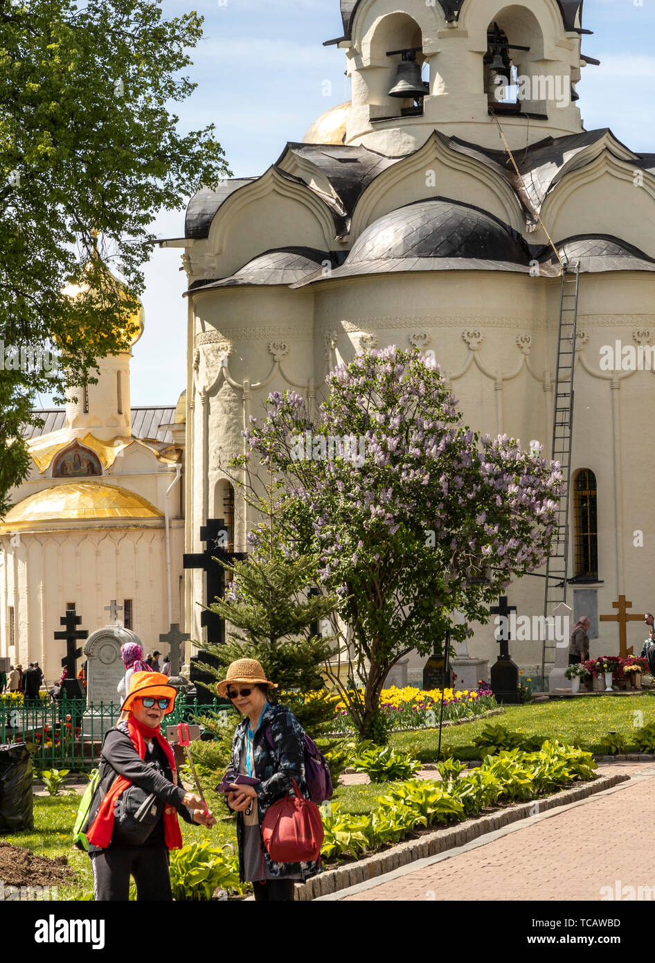 Chinesische Touristen, die selfie vor der Kirche des Heiligen Geistes, Sergiyev Posad, Russland Stockfoto