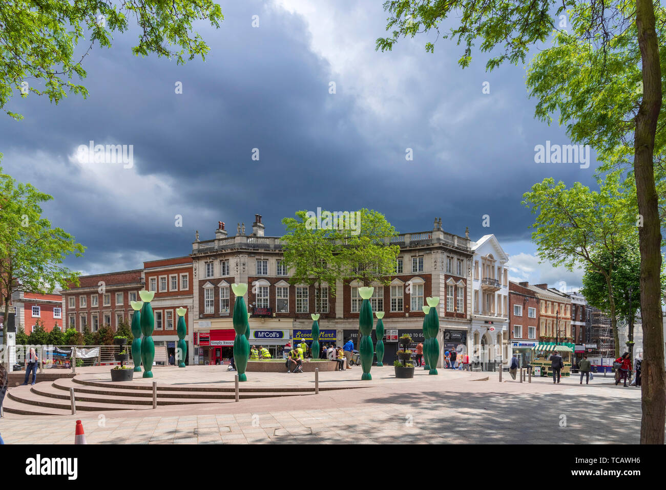 Stadtzentrum von Warrington mit den Kegeln Artwork. Stockfoto