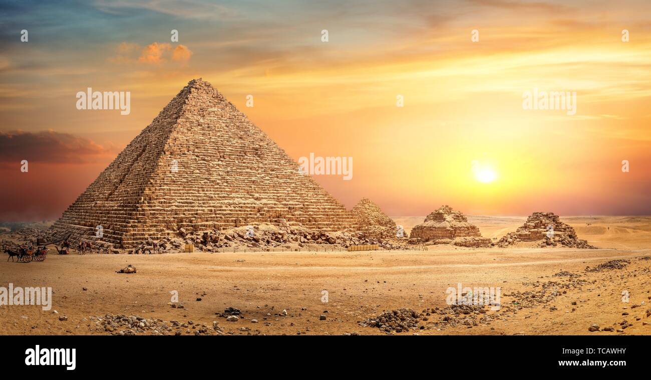 Ägyptische Pyramide im Sand der Wüste und klaren Himmel. Stockfoto