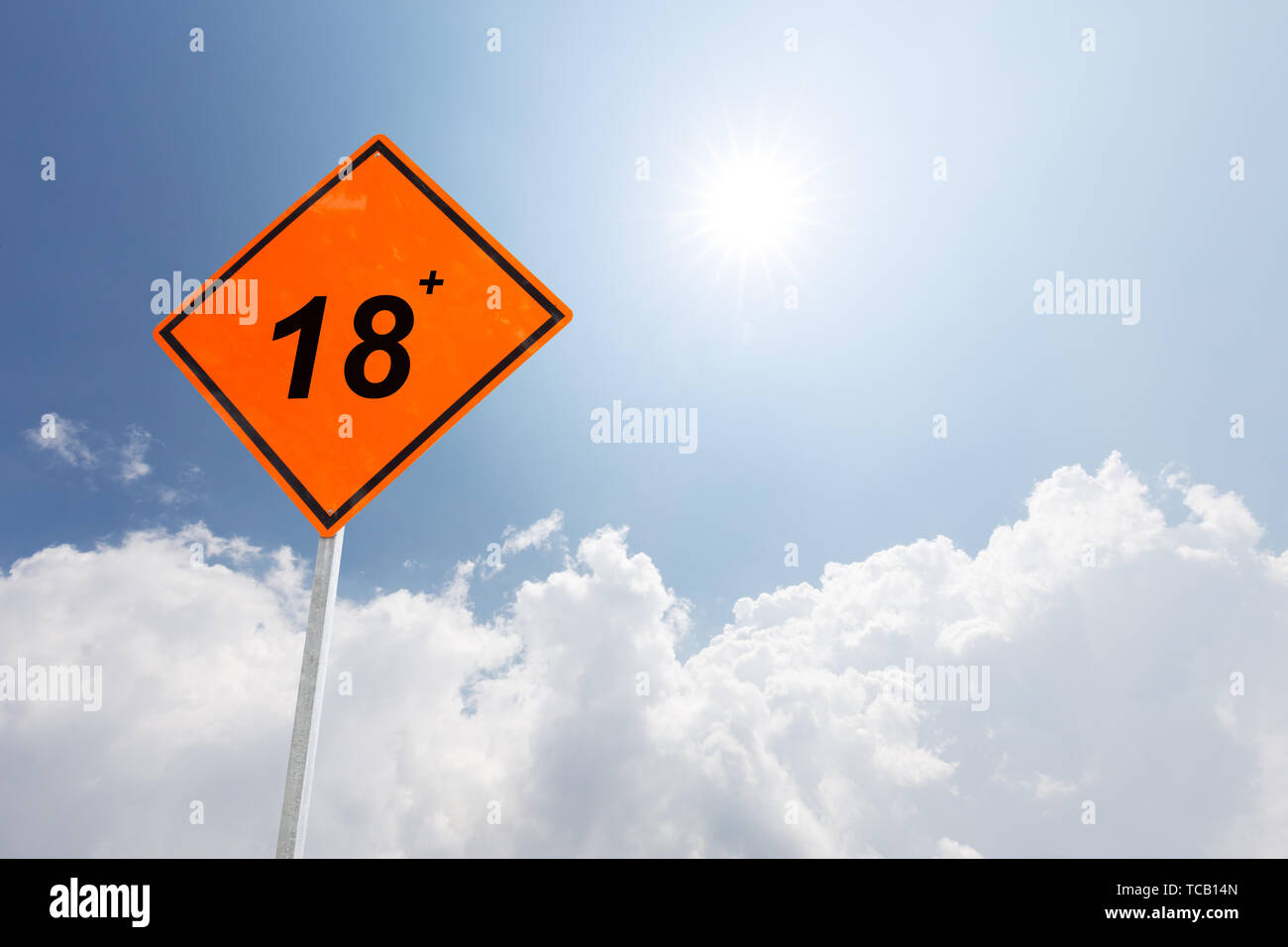 Niemand mit dem Himmel. Im Freien. Warnung WARNUNG WARNUNG WARNUNG Natur und Sonne das Wetter | Hell und gefährlich. Tour blauer Himmel und Verkehr Vorsicht (Attention) Weltraum. Die Sicherheit auf der Straße hoch und Sommer Wetter auf das Konzept Stockfoto