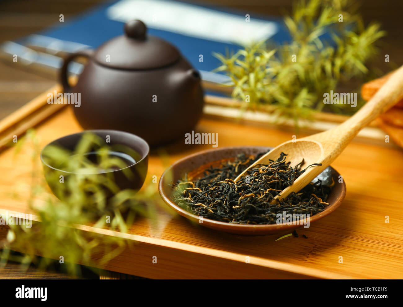 Chinesischer Tee, Tee, Teekanne und Tassen auf Bambus Platte Stockfoto