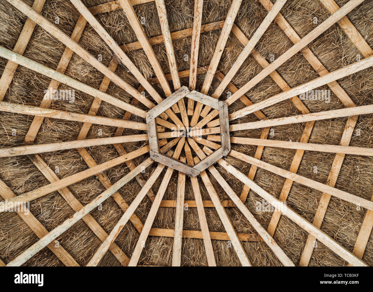 Sechskant Holz und Strohdach Stockfoto