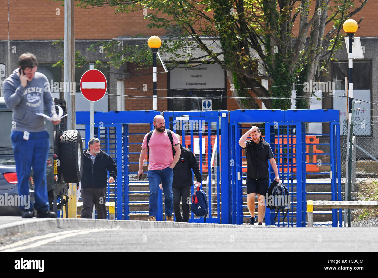 Arbeiter verlassen die Ford Motor plant in der Nähe von Bridgend, South Wales, nach der Ankündigung, dass es im September 2020 geschlossen wird. Stockfoto