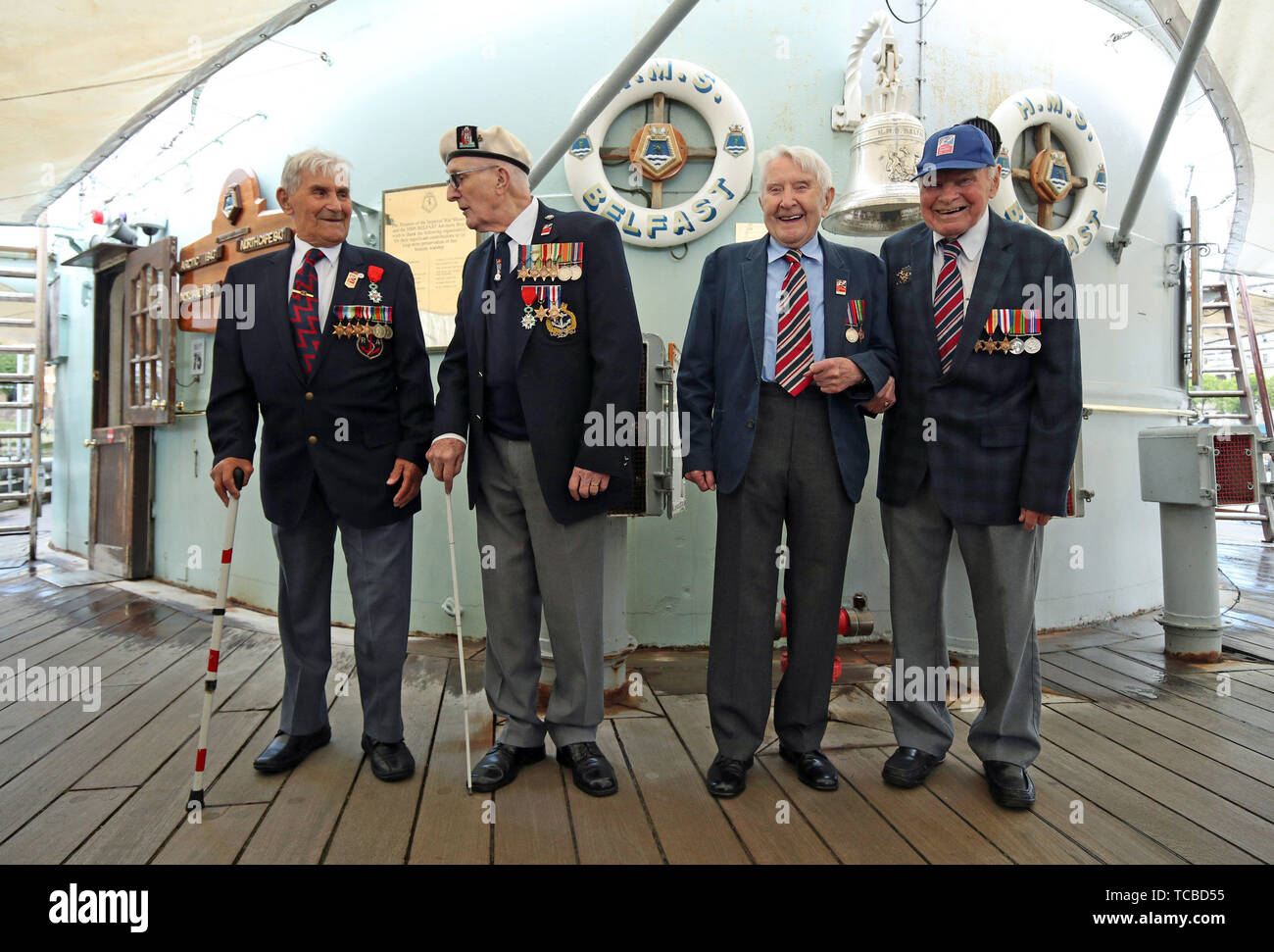 D-Day Veteranen (von links nach rechts) Arthur Barnes, John Connelly, Nev Lees und Bob Jones vom Blinden Veteranen UK bei einem Fotoshooting an Bord der HMS Belfast in London, den 75. Jahrestag des D-Day Landungen zu markieren. Stockfoto