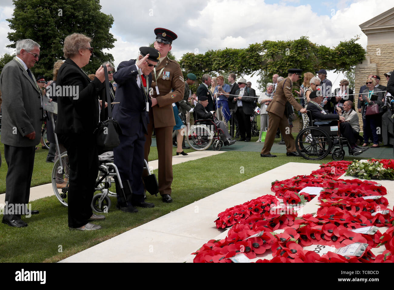 D-Day veteran Denys Jäger, 95, aus Southampton, erhebt sich von seinem Rollstuhl ein Gruß an die Tribute an Service der Royal British Legion der Erinnerung Links zu geben, am Commonwealth Kriegsgräber Kommission Friedhof, in Bayeux, Frankreich, im Rahmen der Gedenkfeiern zum 75. Jahrestag der D-Day Landungen. Stockfoto