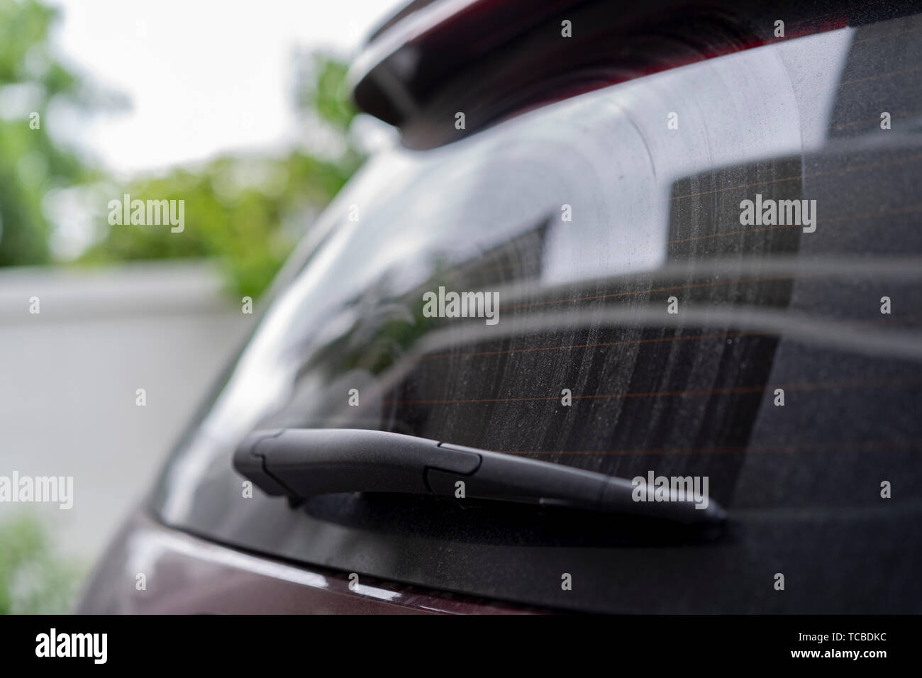 Scheibenwischer hinten Spiegel der Karte mit Schmutz und Staub auf. Es in  Dienst verwenden kann, Waschen/Reinigen Autopflege Stockfotografie - Alamy