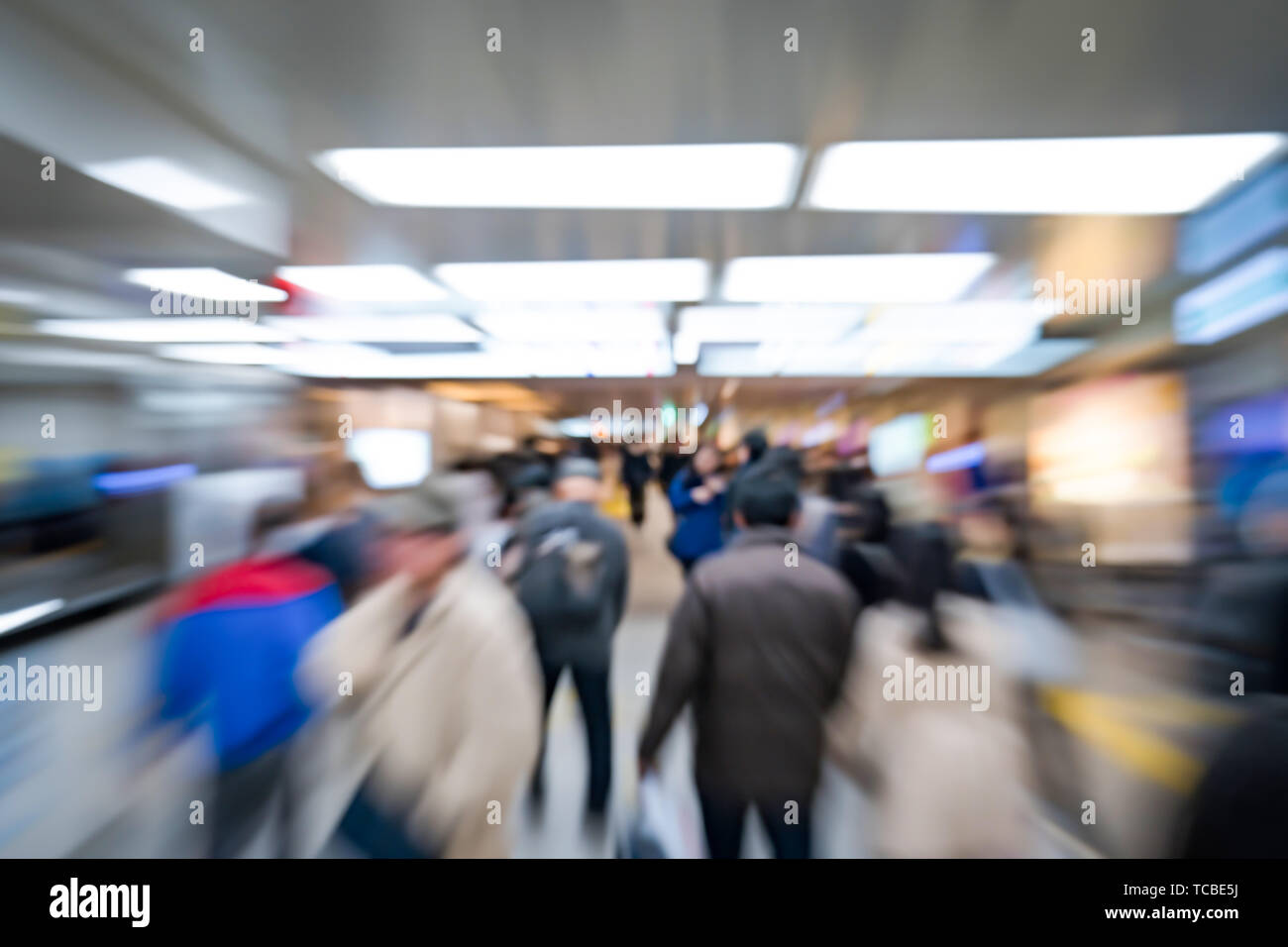 Zoom Motion blur Masse von japanischen Passagier in der u-bahn Transport, Japan Stockfoto