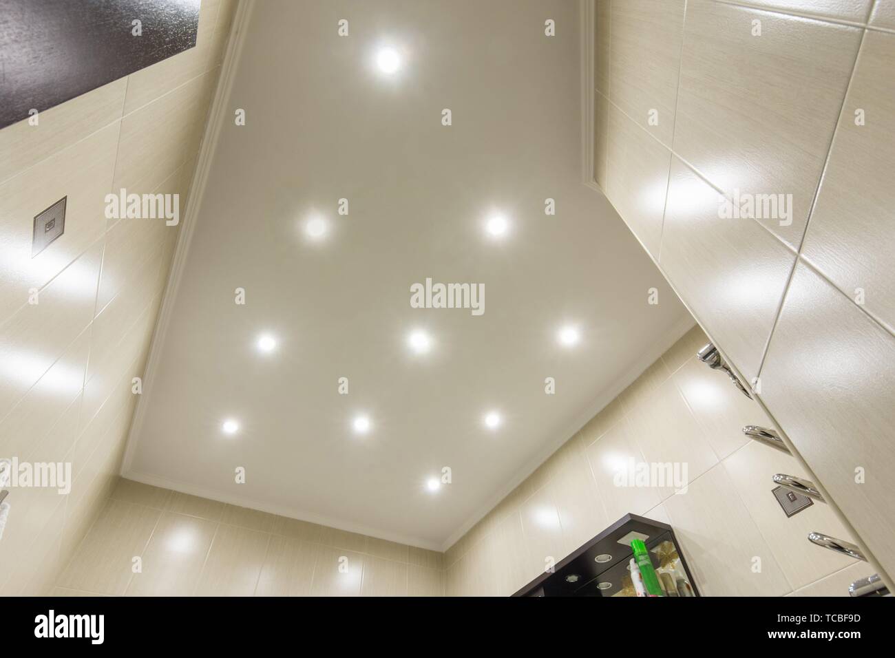 Decke Im Bad Beleuchtung Enthalten Stockfotografie Alamy