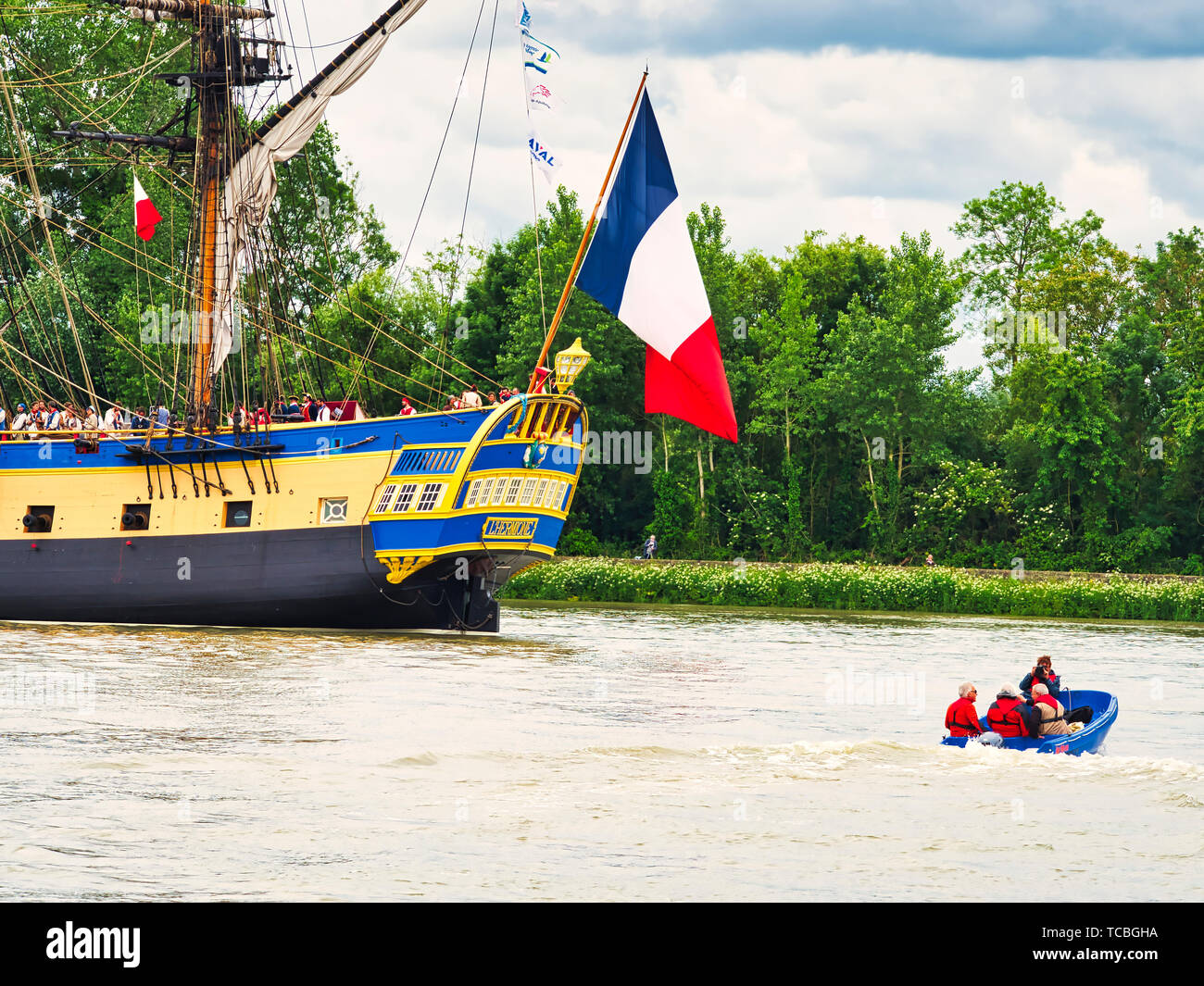 RIVES DE SEINE, Frankreich - Juni 5, 2019. Stern von Hermine Segeln sehr alten Boot auf dem Fluss Seine, french flag, nur Anreisen für Armada 2019, zu Stockfoto