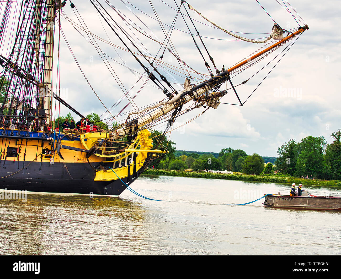 RIVES DE SEINE, Frankreich - Juni 5, 2019. Bug von Hermine Segeln sehr alten Boot auf dem Fluss Seine, french flag, nur Anreisen für Armada 2019, zu g Stockfoto