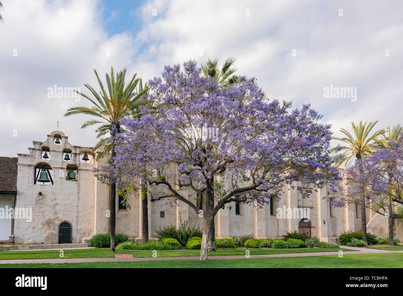 Schöne Jacaranda Bäume blühen und die Mission der Kirche in Los Angeles, Kalifornien Stockfoto