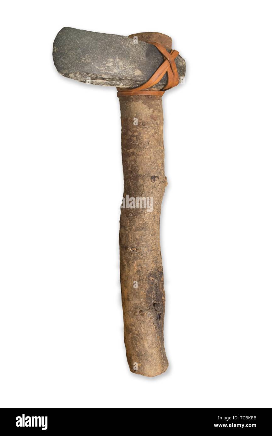 Lithischen ax mit Holzgriff und Leder. Replik, isoliert auf weißem Hintergrund. Stockfoto