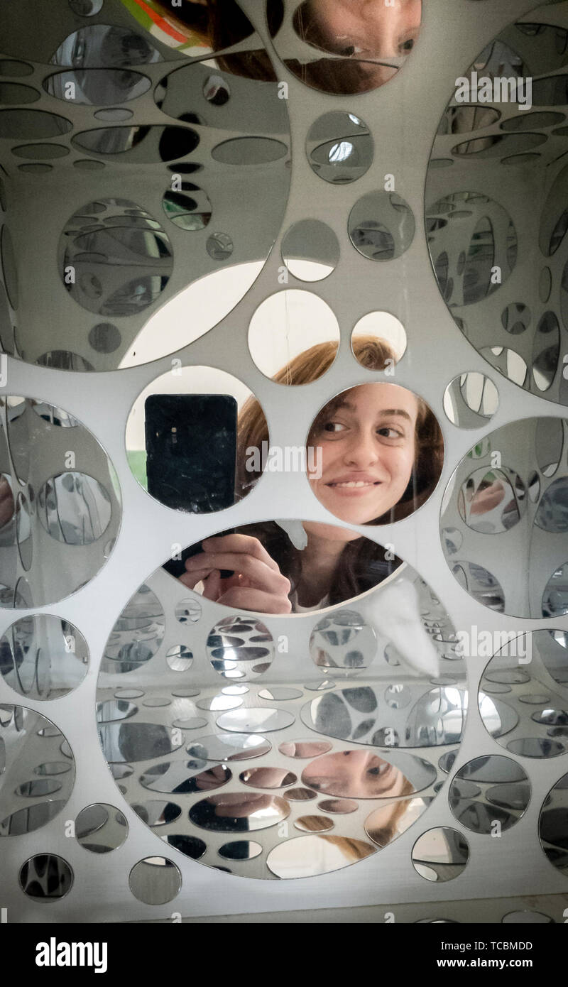 Die Aussicht von Mobile Künstler Raphaela Frangou des Telefons als Sie nimmt ein Foto von sich selbst reflektiert, das durch die Spiegel, die in ihrer Kunst mit dem Titel Träume gehen getrennte Wege, die Teil der Bildenden Kunst Grad zeigen, an der Universität von Leeds. Stockfoto