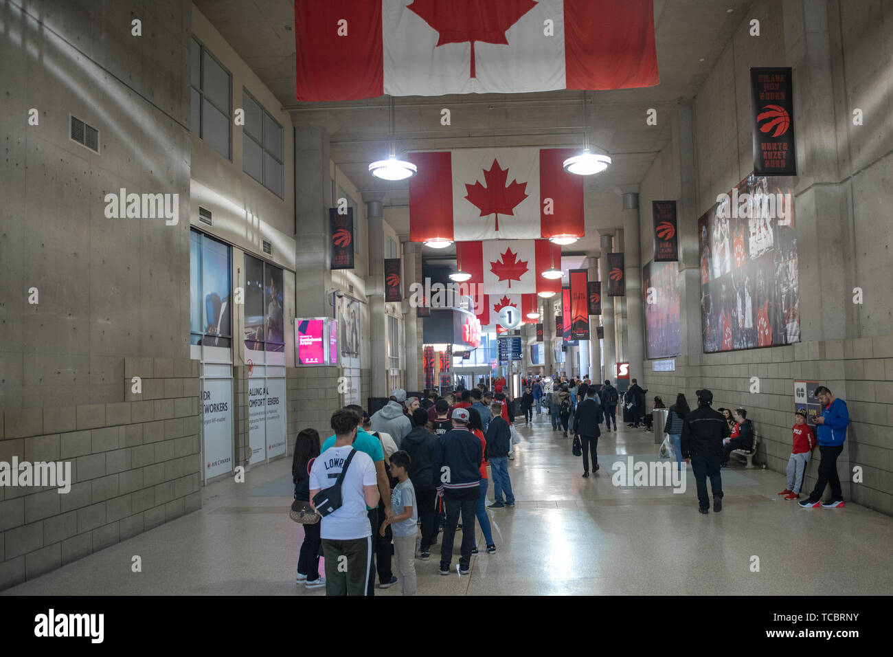 Ventilatoren mit Tickets Futter bis Anfang der Scotiabank Arena zu betreten. NBA Endspiele Fieber in der kanadischen Stadt. Es ist das erste Mal, dass die Stadt basketbal Stockfoto