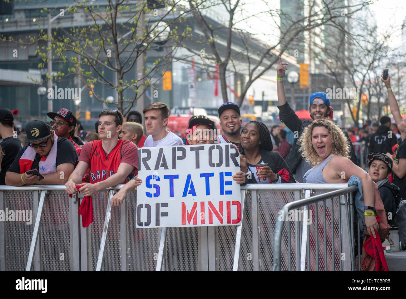 Fans in Zone Eins außerhalb der Scotiabank Arena. Sie haben ein Schild mit der Aufschrift 'Raptors Zustand des Geistes". NBA Endspiele Fieber in der kanadischen Stadt. Es ist die f Stockfoto