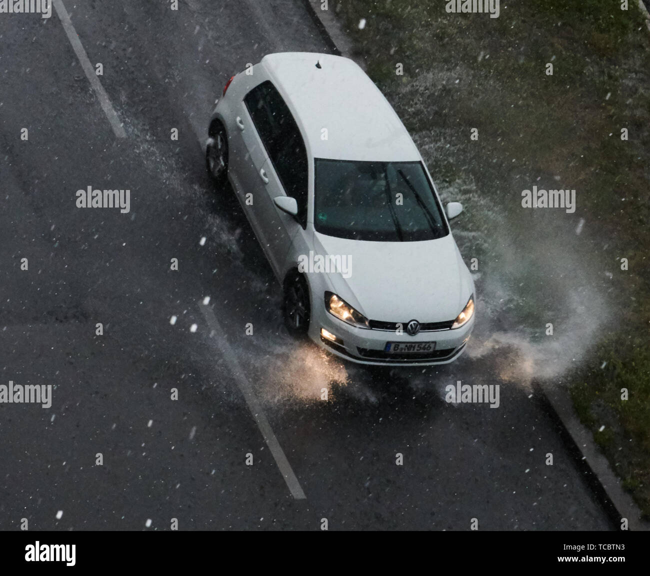 Berlin, Deutschland. 06 Juni, 2019. Ein Auto fährt durch eine Pfütze von Regen in der Turmstraße. Credit: Paul Zinken/dpa/Alamy leben Nachrichten Stockfoto