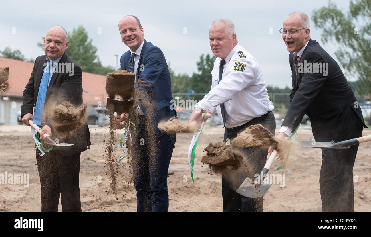 Dresden, Deutschland. 06 Juni, 2019. Petric Kleine (L-R), Präsident des Landeskriminalamt Sachsen, Matthias Haß (CDU), Finanzminister von Niedersachsen, Horst Kretzschmar, Präsident von Sachsen und Thomas Krieghoff, Leiter des Instituts für Strafrecht Wissenschaft und Technologie des LKA Sachsen, symbolisch den ersten Spatenstich für das neue Gebäude des Instituts für Strafrecht Wissenschaft und Technologie (CTI) des LKA Sachsen. Credit: Robert Michael/dpa-Zentralbild/dpa/Alamy leben Nachrichten Stockfoto