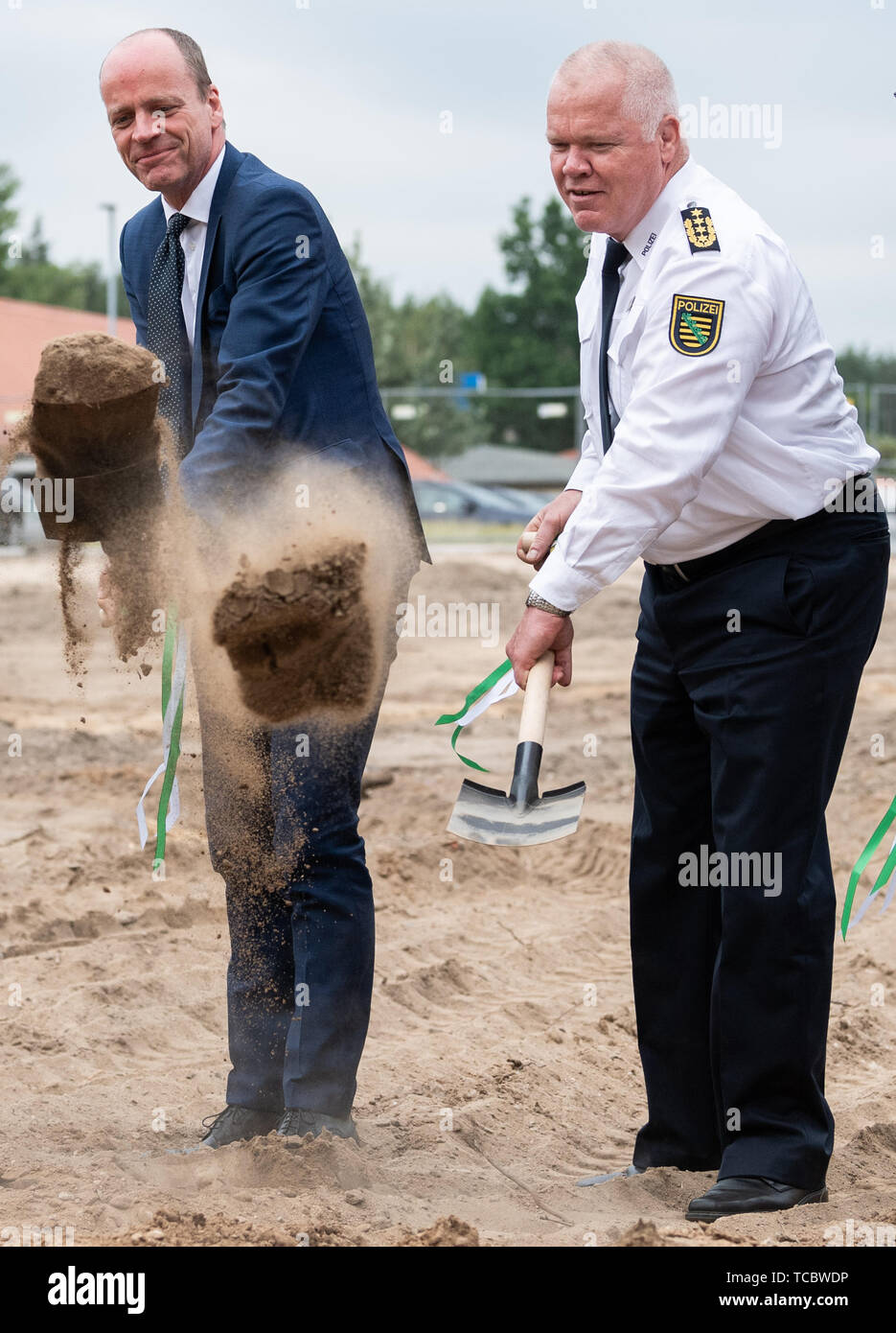 Dresden, Deutschland. 06 Juni, 2019. Matthias Haß (CDU, l), Minister der Finanzen des Freistaates Sachsen, und Horst Kretzschmar, Präsident von Sachsen, symbolisch den ersten Spatenstich für das neue Gebäude der kriminellen Wissenschaft und Technologie Institut (KTI) des LKA Sachsen. Credit: Robert Michael/dpa-Zentralbild/dpa/Alamy leben Nachrichten Stockfoto