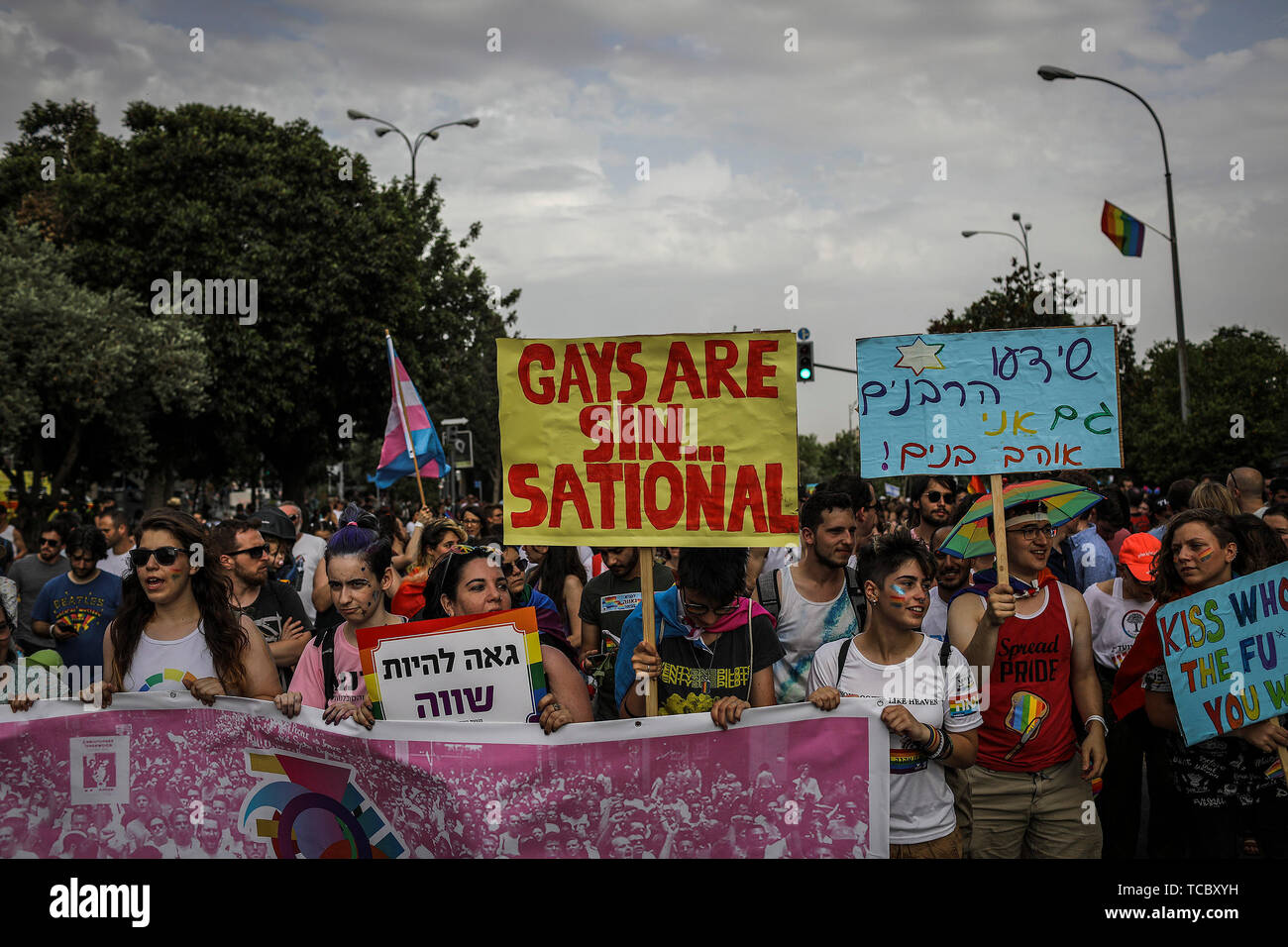 Jerusalem. 06 Juni, 2019. Die Teilnehmer halten Plakate und Banner während die jährliche Gay Pride Parade in Jerusalem. Credit: Ilia Yefimovich/dpa/Alamy leben Nachrichten Stockfoto