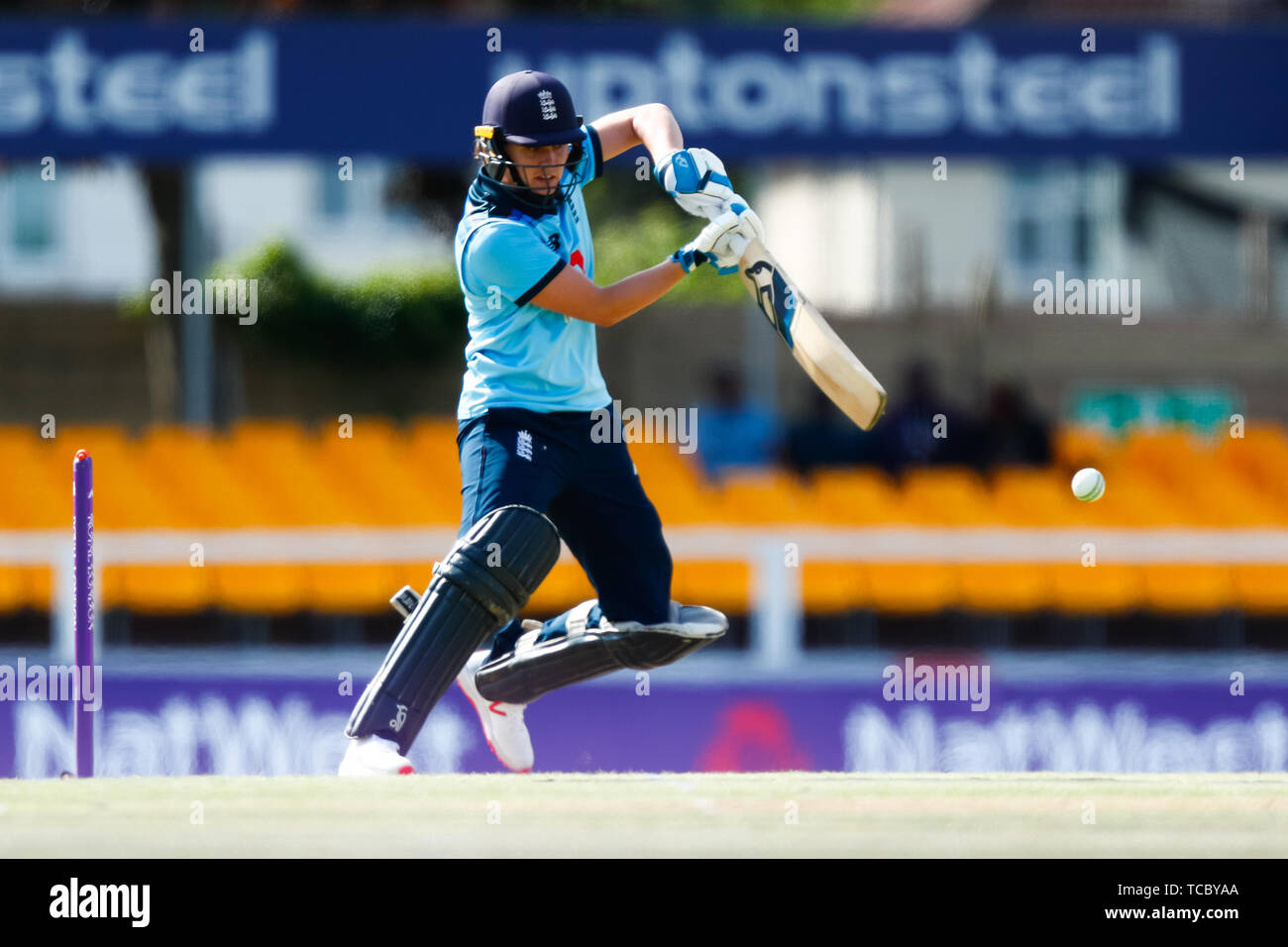 Fischer Grafschaft Boden, Leicester, Großbritannien. 6. Juni, 2019. 1 Royal London's Frauen International Cricket ODI, England gegen Westinseln; Natalie Sciver von England spielt eine Schnitt für eine Begrenzung der Credit: Aktion plus Sport/Alamy leben Nachrichten Stockfoto