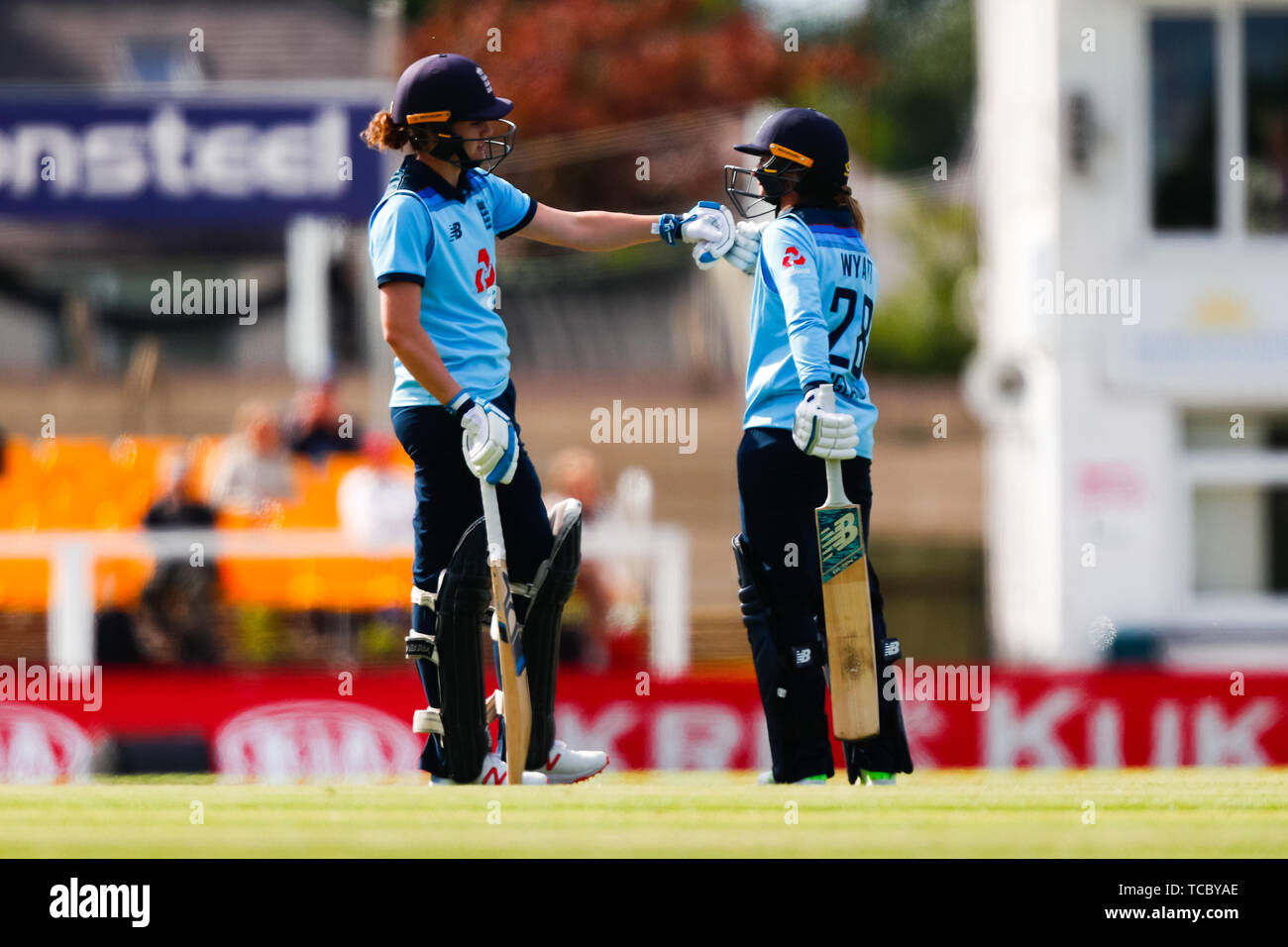 Fischer Grafschaft Boden, Leicester, Großbritannien. 6. Juni, 2019. 1 Royal London's Frauen International Cricket ODI, England gegen Westinseln; Danni Wyatt und Natalie Sciver von England Faust - stoßen Sie nach einer Begrenzung der Credit: Aktion plus Sport/Alamy leben Nachrichten Stockfoto