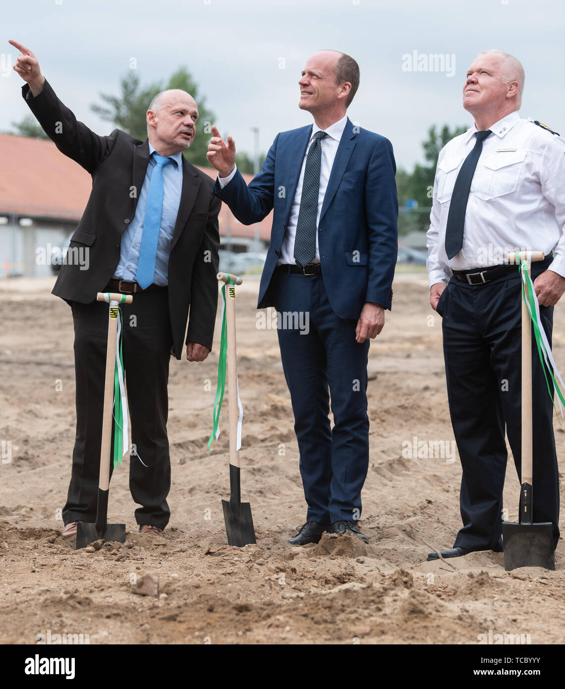 Dresden, Deutschland. 06 Juni, 2019. Petric Kleine (L-R), Präsident des Landeskriminalamt Sachsen, Matthias Haß (CDU), Minister für Finanzen des Freistaates Sachsen, und Horst Kretzschmar, Präsident von Sachsen, stand auf der Baustelle während der Spatenstich für das neue Gebäude der kriminellen Wissenschaft und Technischen Institut des LKA Sachsen. Credit: Robert Michael/dpa-Zentralbild/dpa/Alamy leben Nachrichten Stockfoto