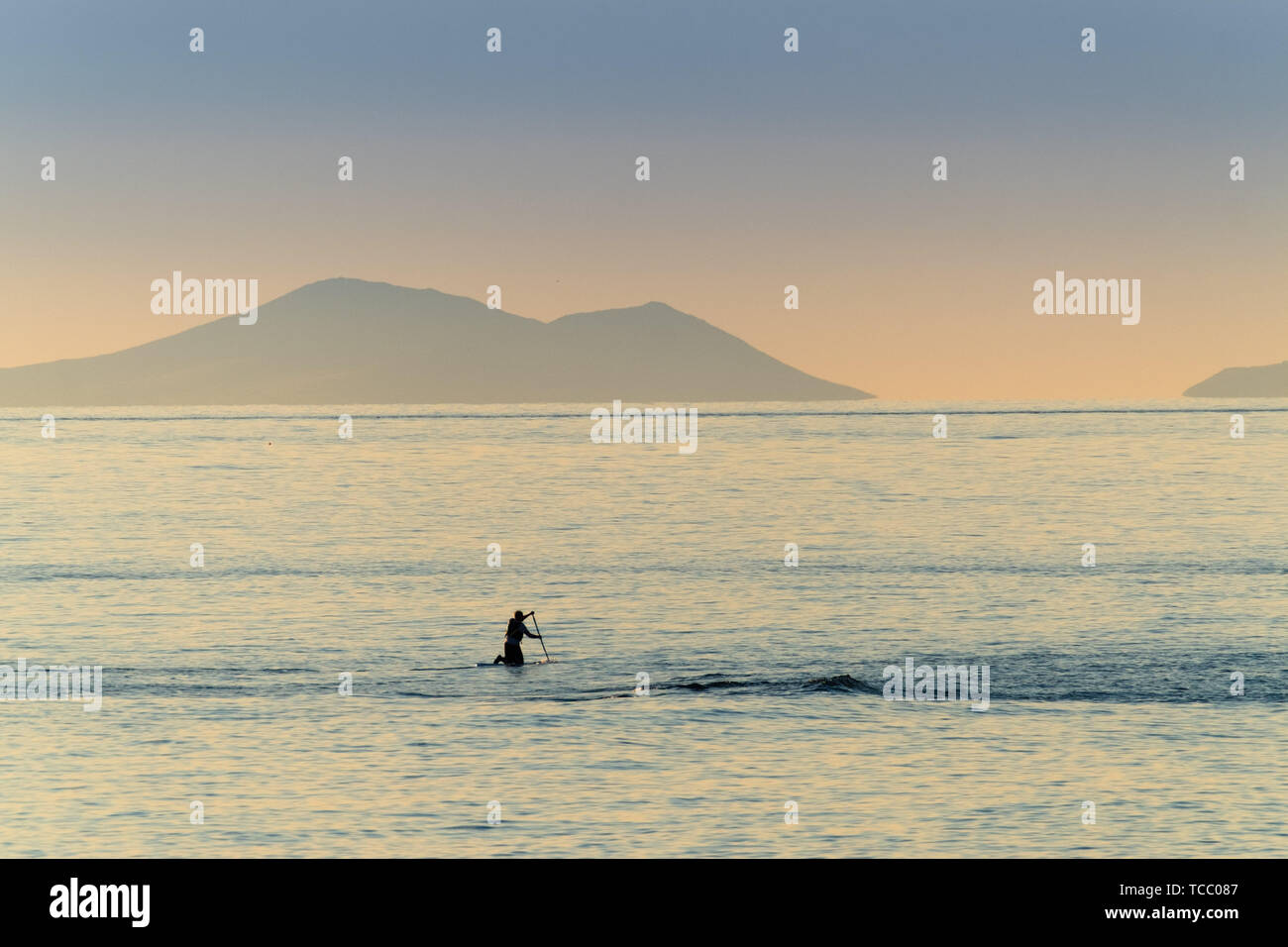 Aberystwyth Wales UK, Donnerstag, 06. Juni 2019 Ein solo paddleboarder auf dem ruhigen Meer auf herrlich warmen und klaren Sommer Abend in Aberystwyth auf der West Wales Küste, am Ende eines Tag intensiver Regen und Sonnenschein Foto Keith Morris/Alamy leben Nachrichten Stockfoto