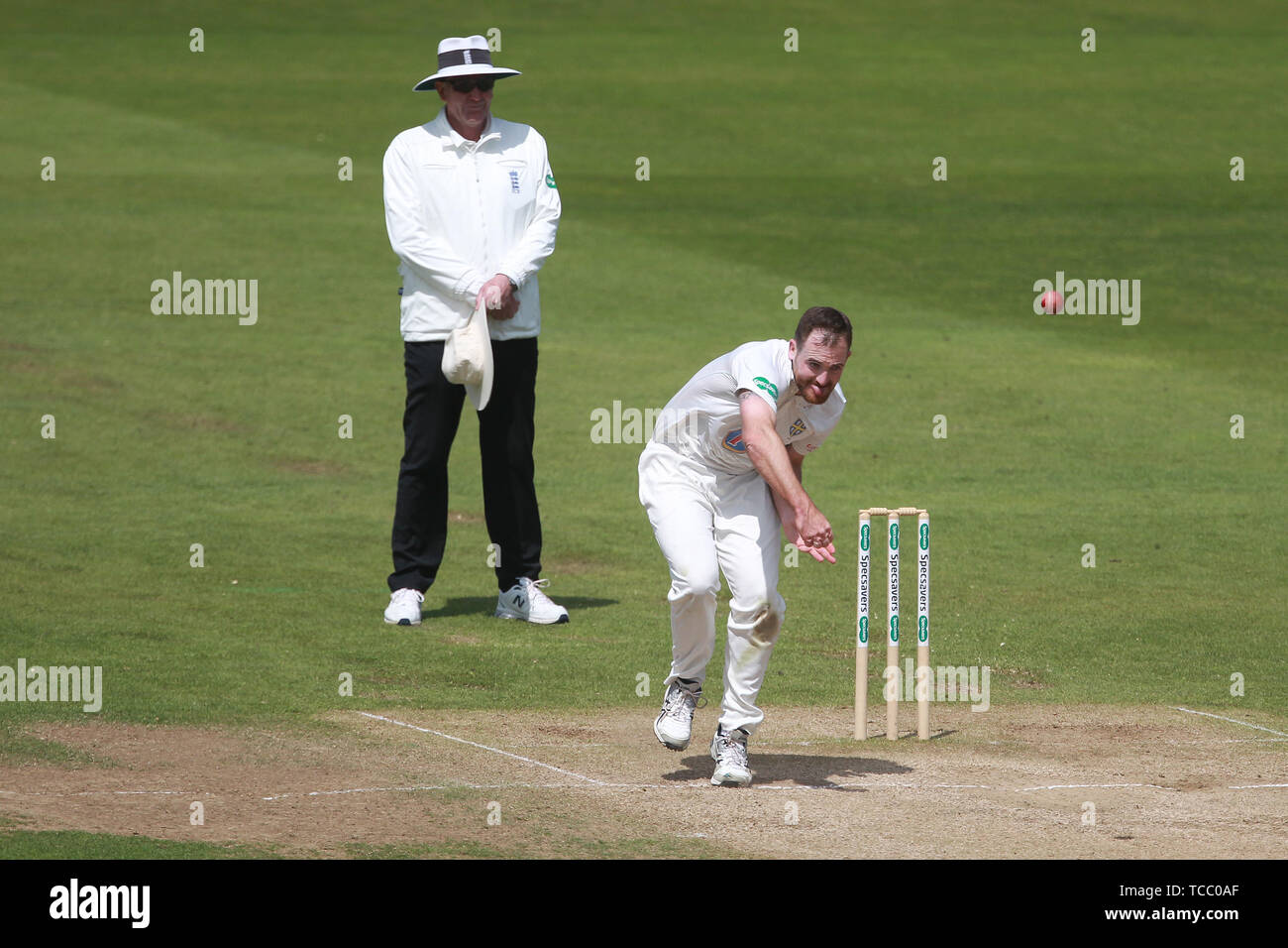 CHESTER LE STREET, ENGLAND 6. JUNI Durham Ben Raine während der vierte Tag des Specsavers County Championship Division 2 Übereinstimmung zwischen Durham County Cricket Club und Derbyshire County Cricket Club Emirates Riverside, Chester Le Street am Donnerstag, 6 2019. (Credit: Mark Fletcher | MI Nachrichten) Credit: MI Nachrichten & Sport/Alamy leben Nachrichten Stockfoto