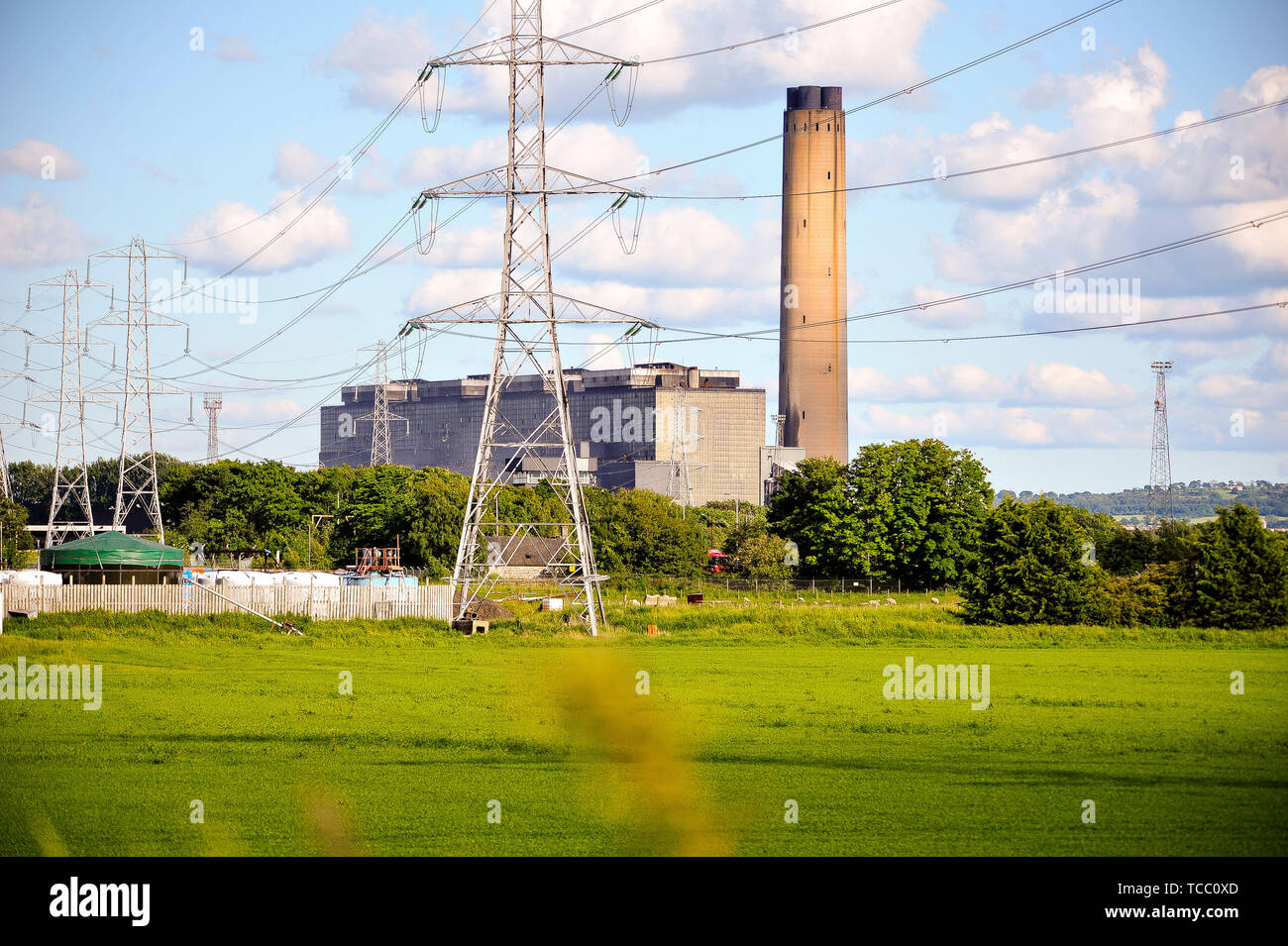 Kincardine, Fife, Großbritannien. 6. Juni, 2019. Eine allgemeine Ansicht der Produktionseinheit Longannet Power Station. EMS waren im mit einer Flamme, die Sie im stillgelegten Bergwerk Longannet Power Station in der Nähe von Kincardine, Fife brach zu beschäftigen. Die Flamme begann um 14:50 Uhr BST in einer stillgelegten Kohlebunker. EMS begonnen, die Räumlichkeiten zu verlassen um 18:55 Uhr BST möglich. Credit: Stewart Kirby/SOPA Images/ZUMA Draht/Alamy leben Nachrichten Stockfoto