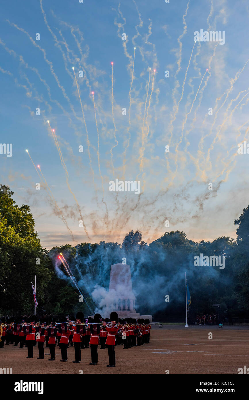 London, Großbritannien. 06 Juni, 2019. Der Haushalt Division schlagen Rückzug auf Horse Guards Parade. Eine Mischung aus Musik, Video über zwei riesige Bildschirme gespielt, und die Präzision, die Truppen marschieren die Geschichte erzählen, wie die regimenter der Household Division, der King's Troop Royal Horse artillery und das London Regiment haben eine lange und erfolgreiche Geschichte im Dienst der Monarchie und dem Vereinigten Königreich. Credit: Guy Bell/Alamy leben Nachrichten Stockfoto