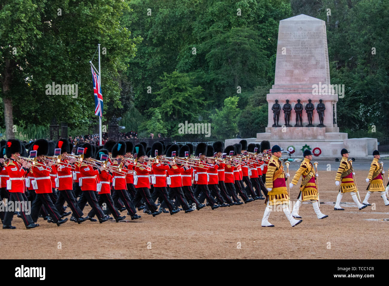 London, Großbritannien. 06 Juni, 2019. Der Haushalt Division schlagen Rückzug auf Horse Guards Parade. Eine Mischung aus Musik, Video über zwei riesige Bildschirme gespielt, und die Präzision, die Truppen marschieren die Geschichte erzählen, wie die regimenter der Household Division, der King's Troop Royal Horse artillery und das London Regiment haben eine lange und erfolgreiche Geschichte im Dienst der Monarchie und dem Vereinigten Königreich. Credit: Guy Bell/Alamy leben Nachrichten Stockfoto