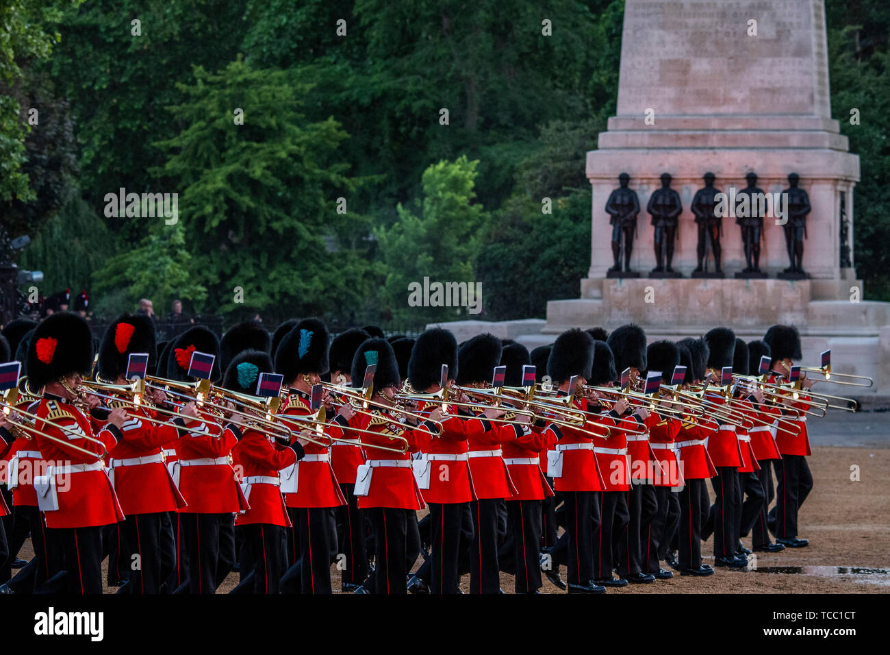 London, Großbritannien. 06 Juni, 2019. Der Haushalt Division schlagen Rückzug auf Horse Guards Parade. Eine Mischung aus Musik, Video über zwei riesige Bildschirme gespielt, und die Präzision, die Truppen marschieren die Geschichte erzählen, wie die regimenter der Household Division, der King's Troop Royal Horse artillery und das London Regiment haben eine lange und erfolgreiche Geschichte im Dienst der Monarchie und dem Vereinigten Königreich. Credit: Guy Bell/Alamy leben Nachrichten Stockfoto