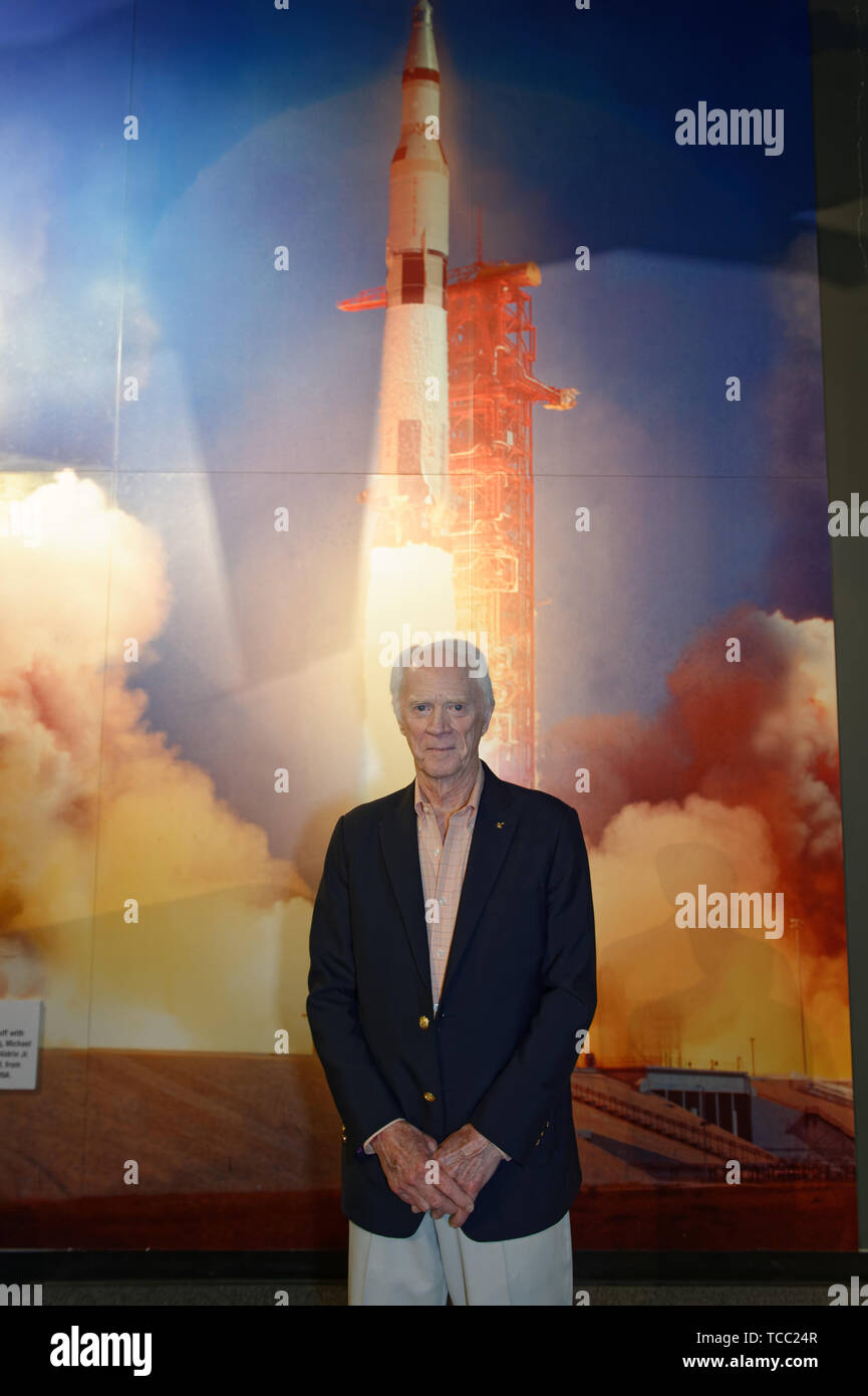 Garden City, New York, USA. 6. Juni, 2019. Astronaut Rusty Schweickart, Apollo 10 Lunar Module Piloten; posiert vor der Apollot 11 blast off Wandbild während Wiege der Luftfahrt Museum Apollo Astronauten Pressekonferenz während der Tag der Veranstaltungen zum 50-jährigen Jubiläum von Apollo 11. Quelle: Ann Parry/ZUMA Draht/Alamy leben Nachrichten Stockfoto