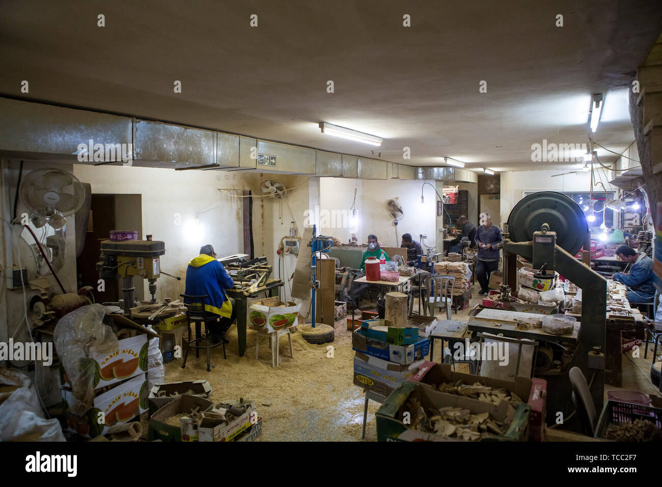 Bethlehem, Palästina. 06 Juni, 2019. Innenansicht von der Tischlerei. Der kleinen historischen Zimmerei in Betlehem wurde durch die Giacaman Brüder konzipiert, Künstler aus Holz. Es erzeugt alle Weihnachtsartikel, dass christliche Menschen aus Geschäfte und Märkte in verschiedenen Teilen der Welt kaufen und als aus dem Heiligen Land zu sein. Credit: SOPA Images Limited/Alamy leben Nachrichten Stockfoto