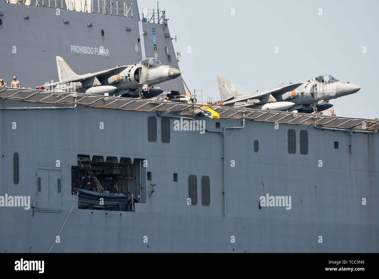 Kiel, Deutschland. 05 Juni, 2019. 05.06.2019, den großen DropShip Juan Carlos I in den Kieler Hafen an der jährlichen Manover BALTOPS nehmen. Es ist mit einer Länge von 236,5 m das Flaggschiff der spanischen Marine. Es ist, als ein amphibisches Schiff, sowie eine leichte Flugzeugträger für die McDonnell Douglas AV-8B Harrier II. Detail mit den Bombern an Bord. | Verwendung der weltweiten Kredit: dpa/Alamy leben Nachrichten Stockfoto