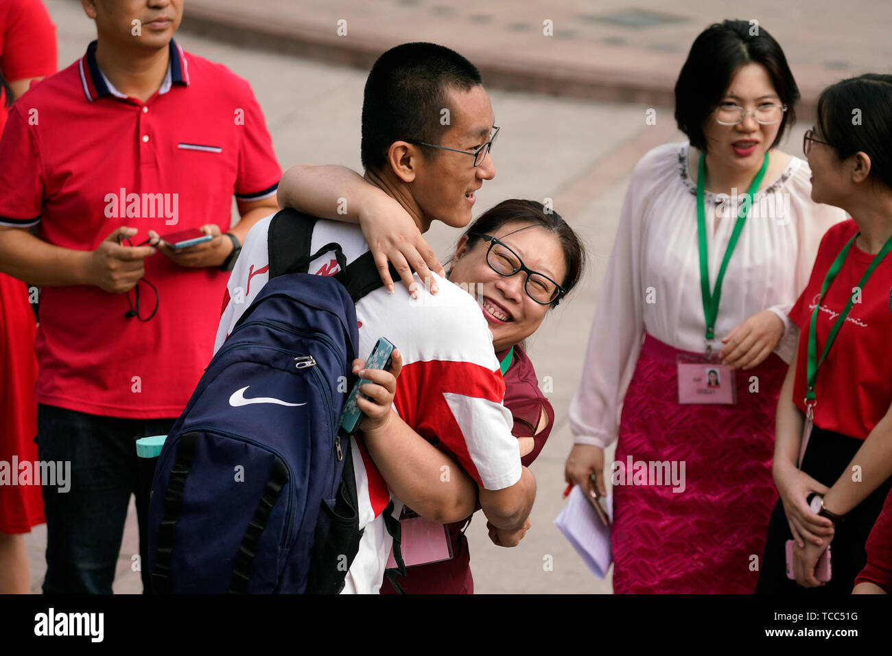 Peking, China. 7. Juni 2019. Ein Lehrer Prost ihr Student an der High School angeschlossen zu Renmin-universität von China in Peking, der Hauptstadt von China, 7. Juni 2019. Chinas nationale College Aufnahmeprüfung, oder Gaokao, begann Freitag in diesem Jahr. Credit: Shen Bohan/Xinhua/Alamy leben Nachrichten Stockfoto