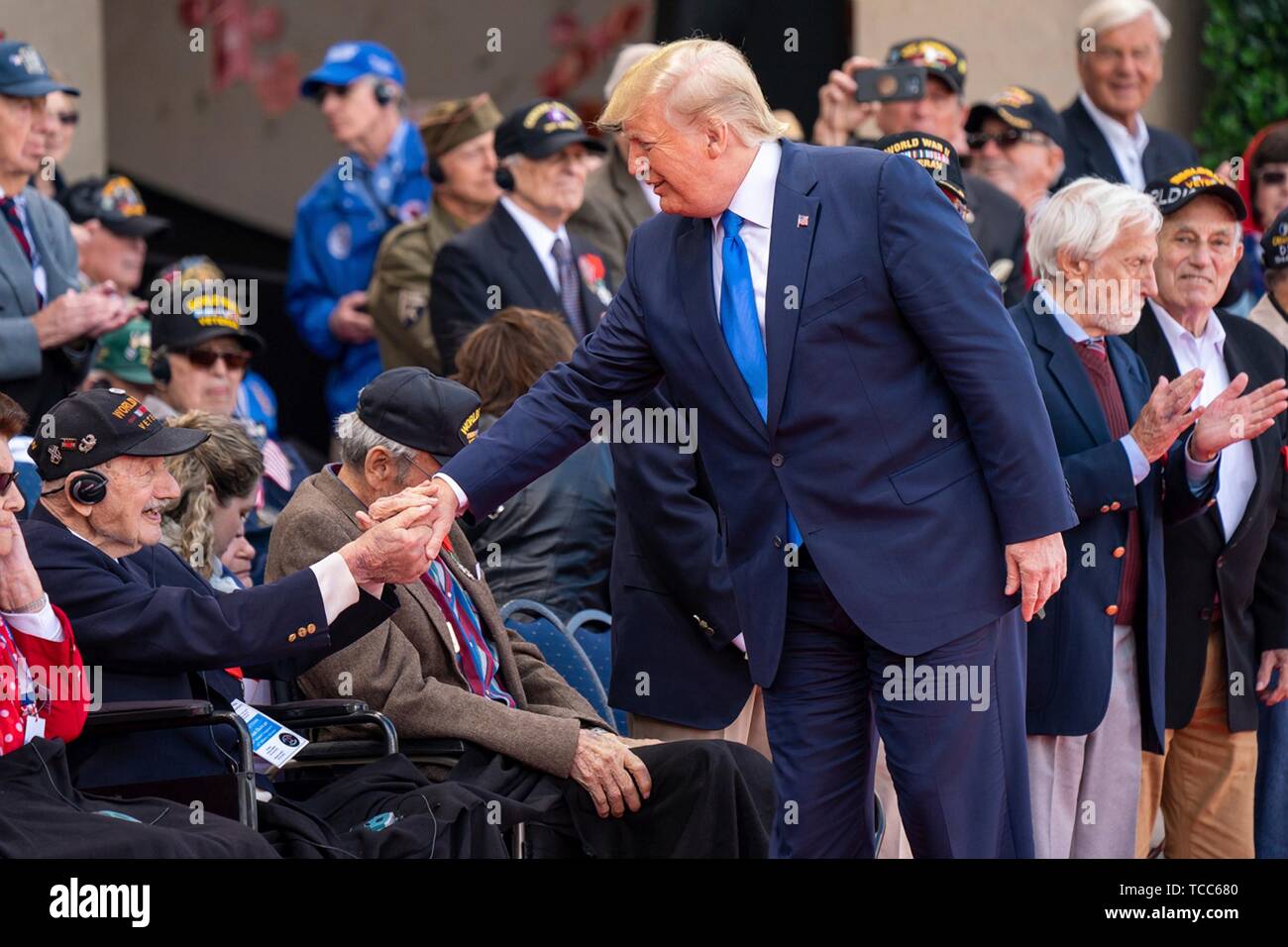 Colleville Sur Mer, Frankreich. 06 Juni, 2019. Us-Präsident Donald Trump grüßt Zweiten Weltkriegs Veteranen während einer Gedenkfeier anlässlich des 75. Jahrestag des D-Day in der Normandie amerikanische Friedhof und Denkmal Juni 6, 2019 in Colleville-sur-Mer, Frankreich. Tausende haben liefen auf die Normandie das 75-jährige Jubiläum der Operation Overlord, die Invasion der Alliierten im Zweiten Weltkrieg allgemein als D-Day bekannt zu gedenken. Credit: Planetpix/Alamy leben Nachrichten Stockfoto