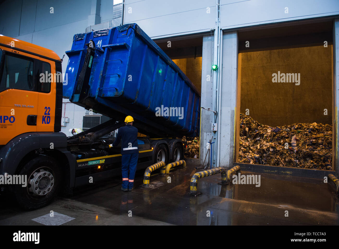 Danzig, Polen. 23 Mai, 2019. Ein Lkw entladen, Abfälle, die in der ''Müllbunker'' im thermischen Verwertung von Abfällen in Danzig. Die ersten Polnischen thermische Abfallbehandlungsanlage, Ecospalarnia ermöglicht die Transformation von 220.000 Tonnen Siedlungsabfälle während des Jahres. Als Folge der Verbrennung, Strom erzeugt (etwa 65.000 MWh) und thermische Energie (280.000 MWh). Die gewonnene Energie in den Prozess der thermischen Umwandlung ist in einem grossen Teil der Erneuerbaren Energien und damit ökologisch. Credit: Omar Marques/SOPA Images/ZUMA Draht/Alamy leben Nachrichten Stockfoto