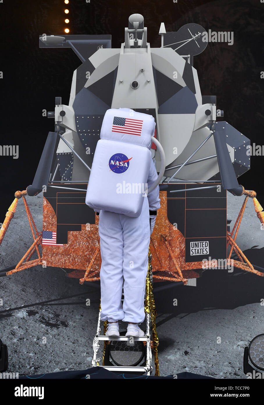 Erfurt, Deutschland. 07 Juni, 2019. Ein Moderator spielt die Mondlandung am DLR-space Show des Deutschen Zentrums für Luft- und Raumfahrt in der Arena. Anlass ist der 50. Jahrestag der Mondlandung am 20. Juli 1969. Die Shows sind thematisch als "Reise zum Mond" strukturiert. Rund 30.000 Besucher werden erwartet, die zwei Zweistündigen Shows zu besuchen. Foto: Martin Schutt/dpa-Zentralbild/dpa/Alamy leben Nachrichten Stockfoto