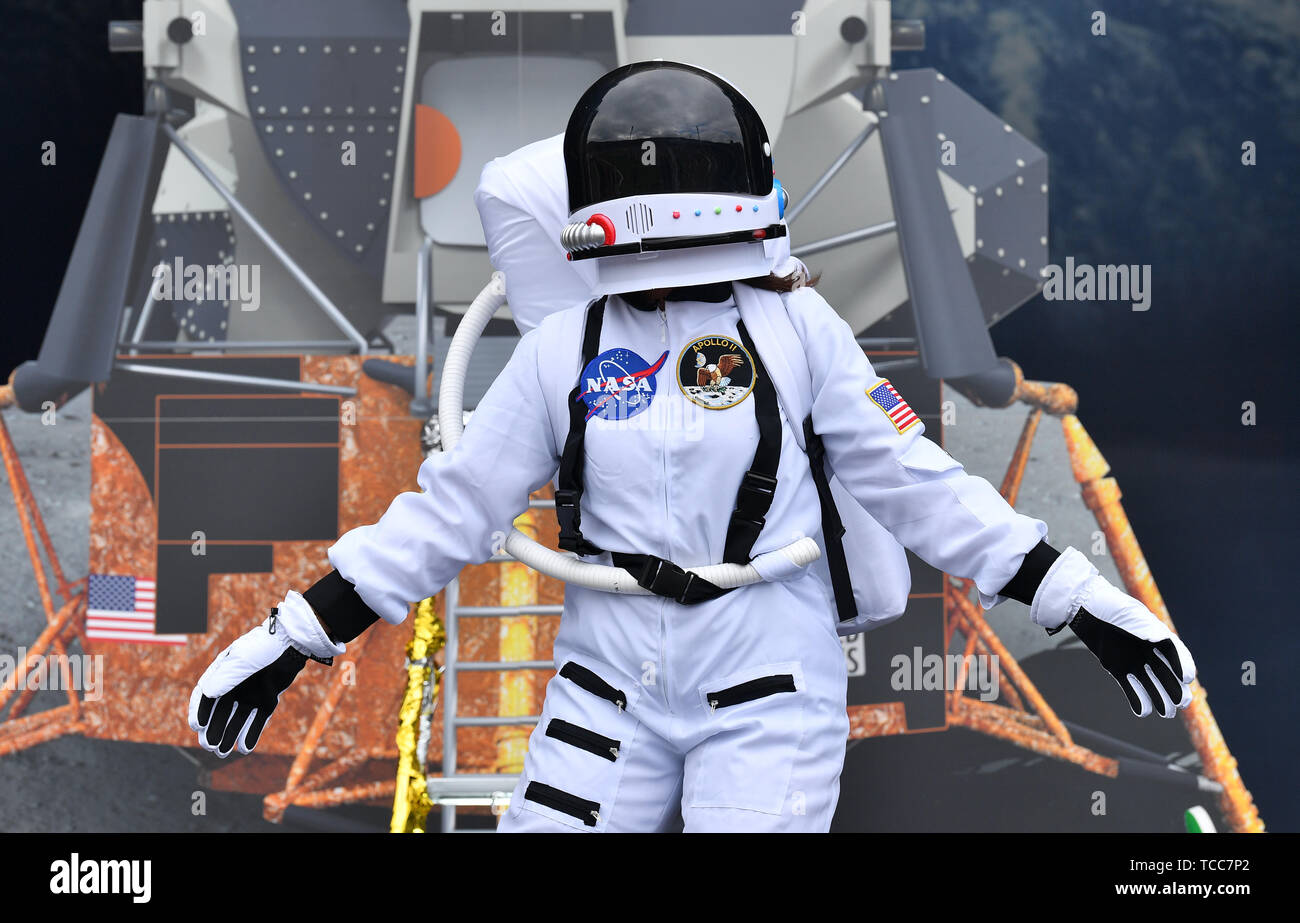 Erfurt, Deutschland. 07 Juni, 2019. Ein Moderator spielt die Mondlandung am DLR-space Show des Deutschen Zentrums für Luft- und Raumfahrt in der Arena. Anlass ist der 50. Jahrestag der Mondlandung am 20. Juli 1969. Die Shows sind thematisch als "Reise zum Mond" strukturiert. Rund 30.000 Besucher werden erwartet, die zwei Zweistündigen Shows zu besuchen. Foto: Martin Schutt/dpa-Zentralbild/dpa/Alamy leben Nachrichten Stockfoto