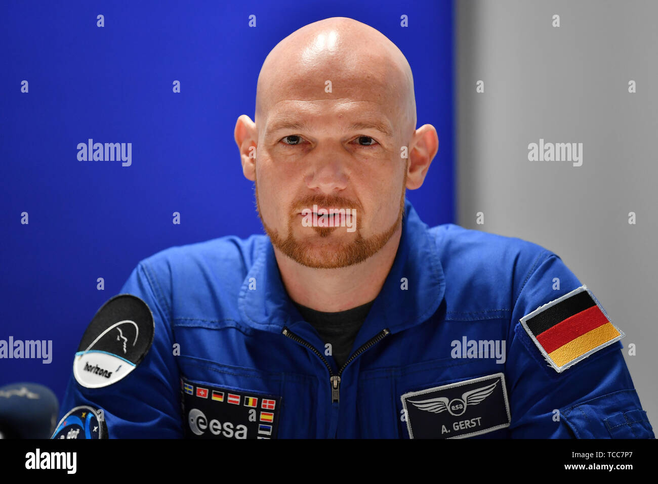 Erfurt, Deutschland. 07 Juni, 2019. Alexander Gerst, ESA-Astronaut, sitzt auf dem Podium auf der Pressekonferenz für den DLR-Show des Deutschen Zentrums für Luft- und Raumfahrt. Anlass ist der 50. Jahrestag der Mondlandung am 20. Juli 1969. Die Shows sind thematisch als "Reise zum Mond" strukturiert. Rund 30.000 Besucher werden erwartet, die zwei Zweistündigen Shows zu besuchen. Foto: Martin Schutt/dpa-Zentralbild/dpa/Alamy leben Nachrichten Stockfoto