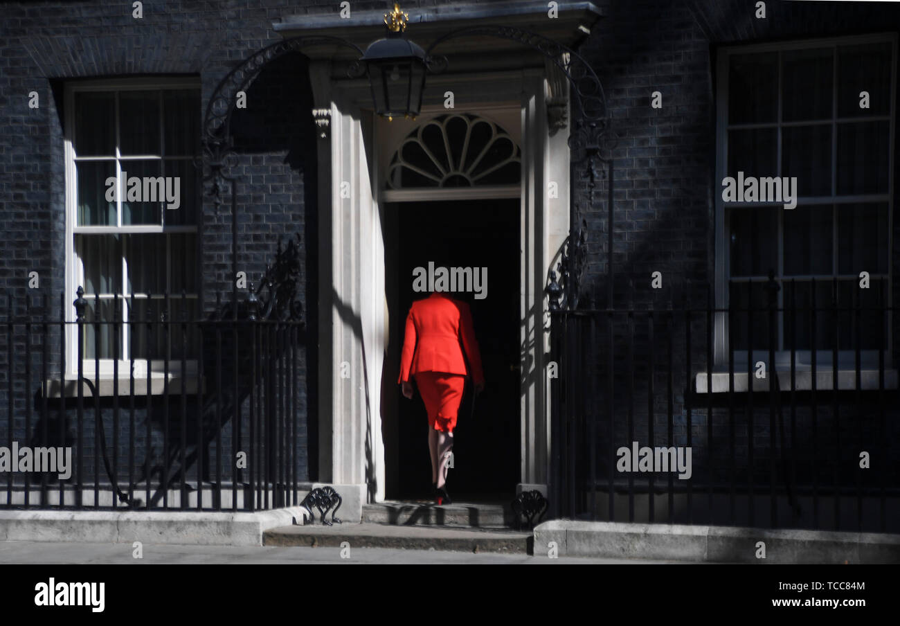 (190607) - Peking, 7. Juni 2019 (Xinhua) - Datei Foto am 24. Mai 2019 zeigt der britische Premierminister Theresa kann zu Fuß in die Downing Street 10, nach der Bekanntgabe ihres Rücktritts, in London, Großbritannien. Theresa May am 7. Juni trat als Führer von Großbritannien die regierende konservative Partei, aber sie wird als Ministerpräsident bleiben, bis ihre Nachfolger gewählt wird. Ihr Nachfolger als Leiter, Wer wird der nächste Premierminister werden, wird voraussichtlich bis Ende Juli bekannt gegeben werden. (Xinhua / Alberto Pezzali) Stockfoto