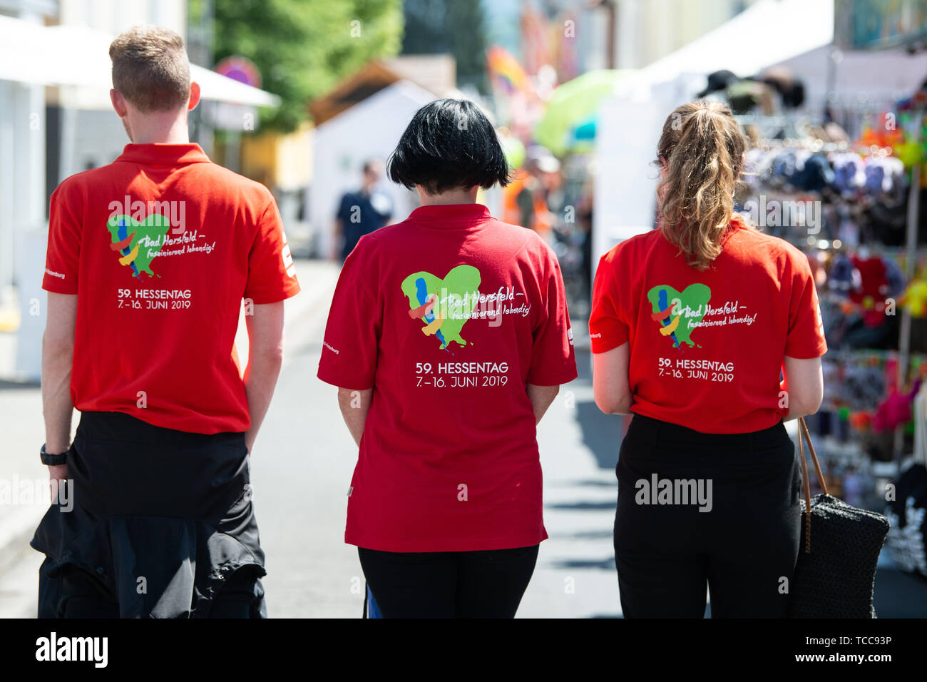 Bad Hersfeld, Deutschland. 07 Juni, 2019. Helfer mit T-Shirts und Logos der Landfest wird über das Festival Gelände zu Fuß auf der 59 Hessentag. Der Staat Festival in Bad Hersfeld findet vom 07.-16.06.2019. Credit: Swen Pförtner/dpa/Alamy leben Nachrichten Stockfoto