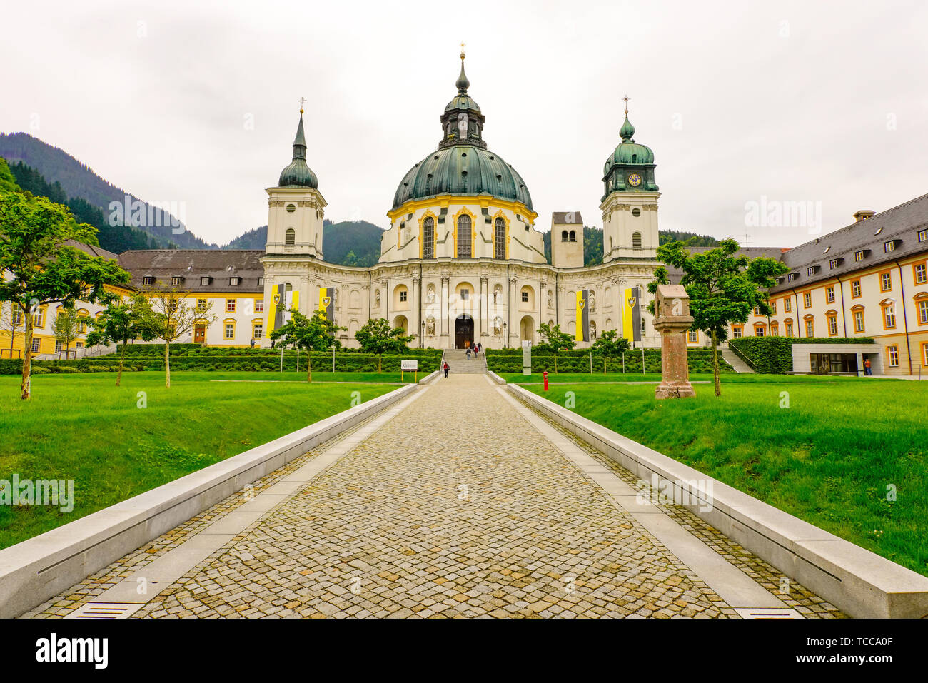 Vorderansicht des barocken Benediktiner Kloster Ettal, Bayern, Deutschland. Stockfoto