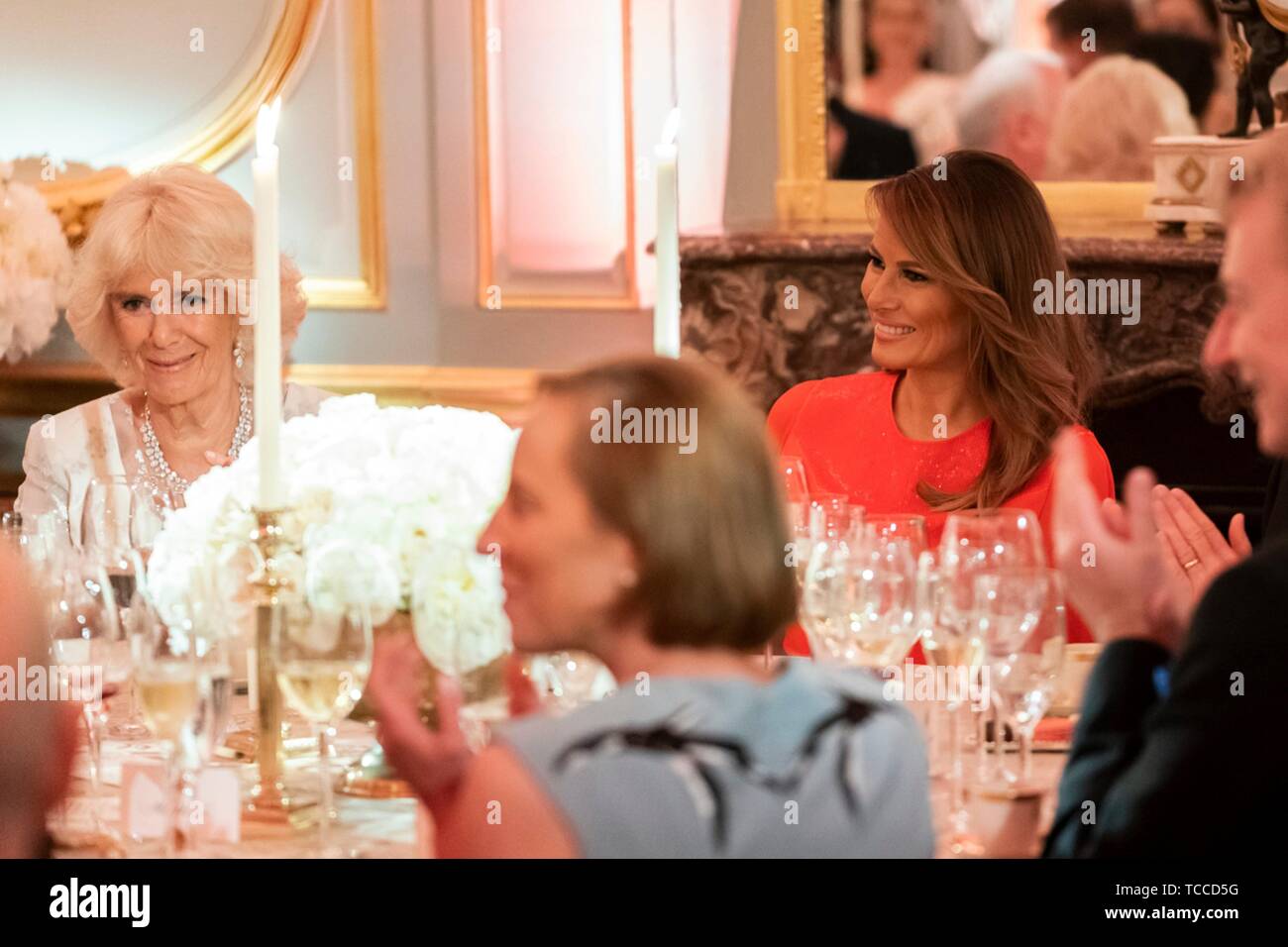 Us-First Lady Melania Trump sitzt mit der Herzogin von Cornwall während einer Gala Dinner im Winfield House durch die Trümpfe Juni 4, 2019 in London, England gehostet werden. Stockfoto