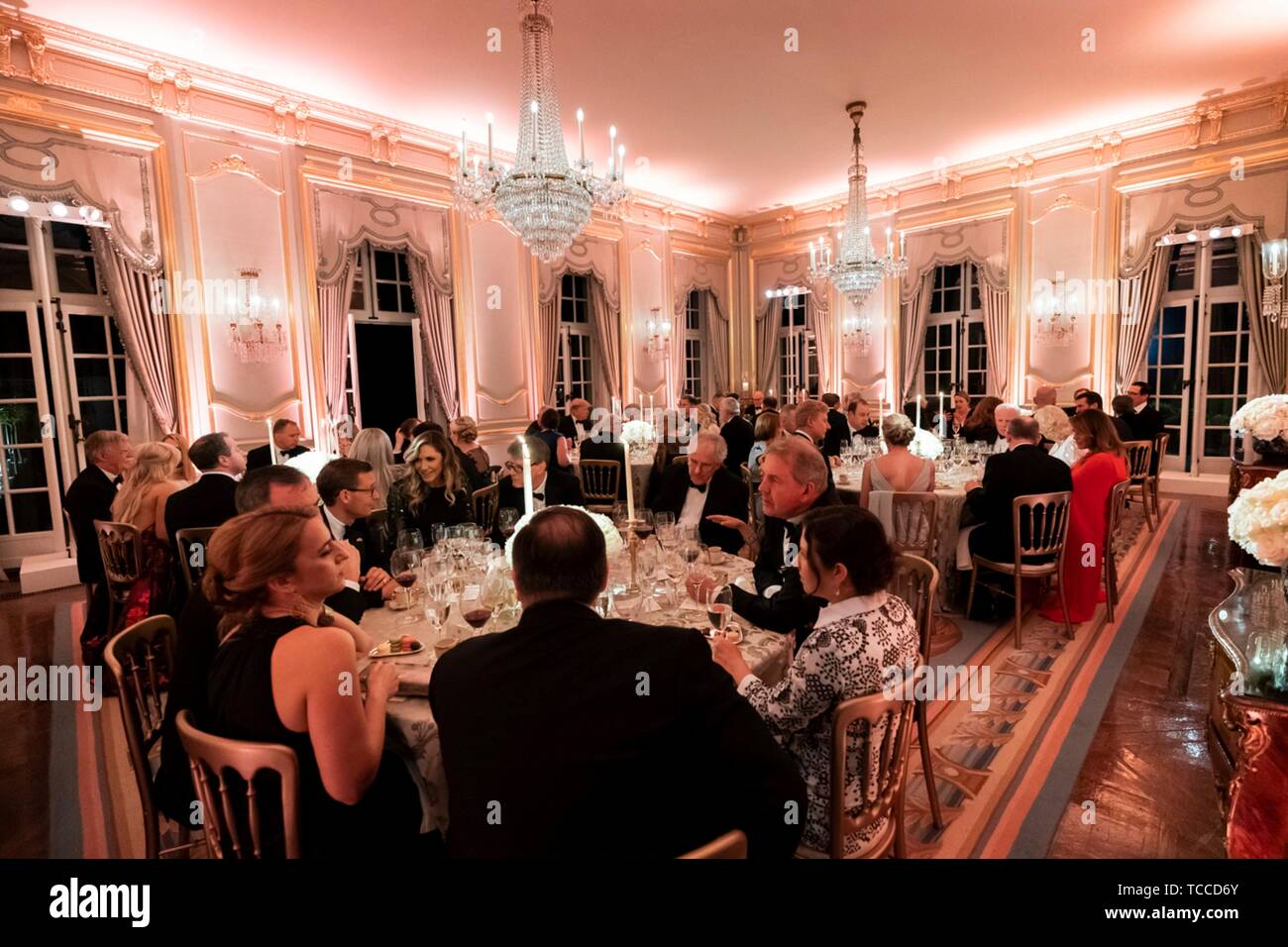 Gäste genießen ein Gala Dinner von U.S Präsident Donald Trump und First Lady Melania Trump an Winfield House Juni 4, 2019 in London, England gehostet werden. Stockfoto