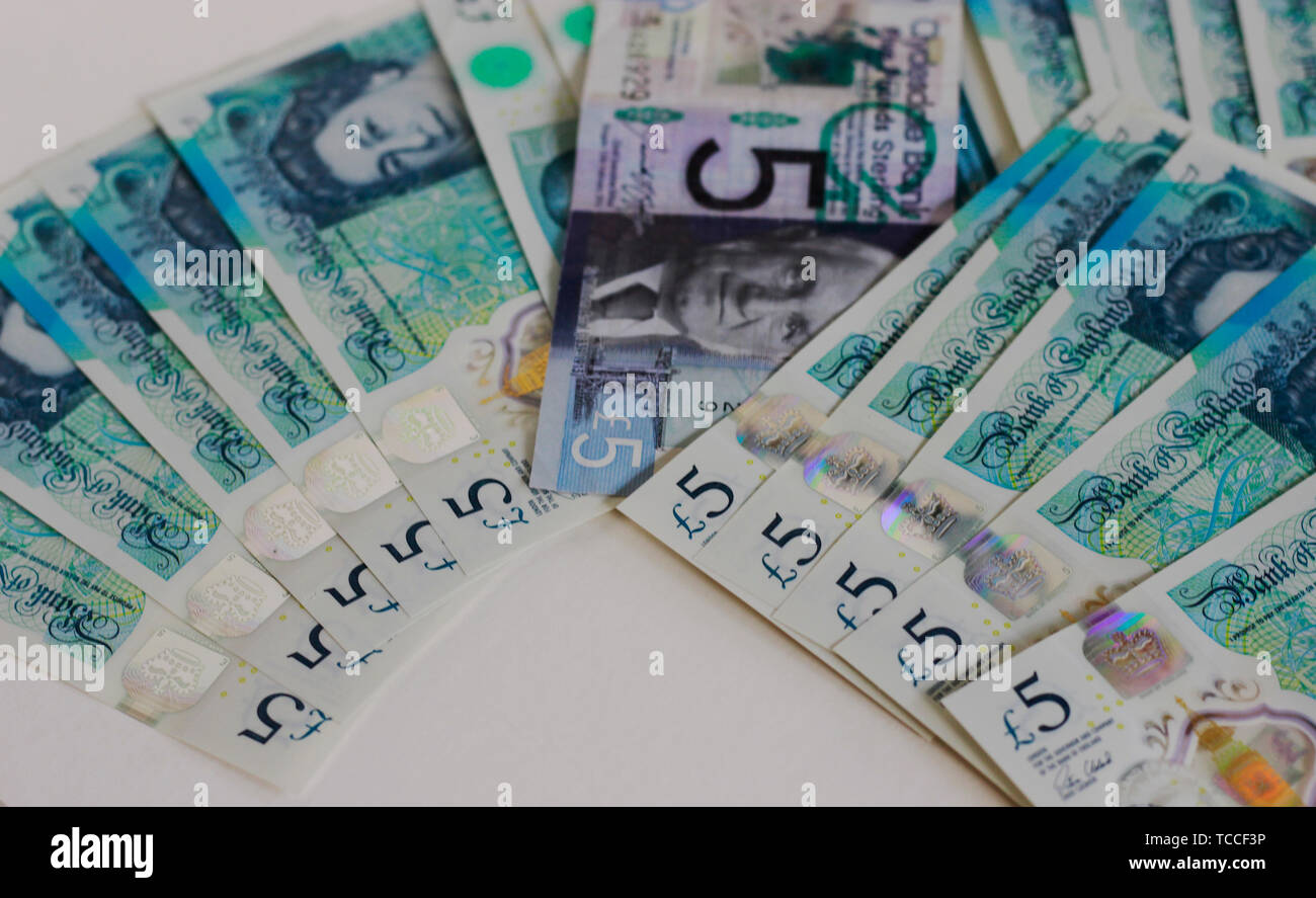 Fünf Pfund Banknoten auf einem weißen Hintergrund, Bank von Schottland 5 £ Note, ein Fünfer, Banknote des Pfund Sterling, Mai 2019, UK. Stockfoto