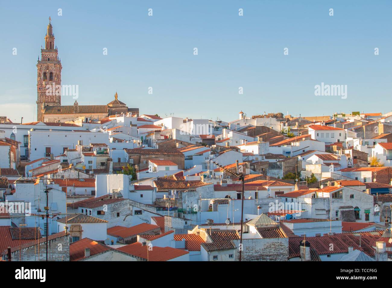 Jerez de los Caballeros Stadtbild von Templer Festung Aussichtspunkt. Kirche von San Bartolome Turm an der Unterseite. Stockfoto