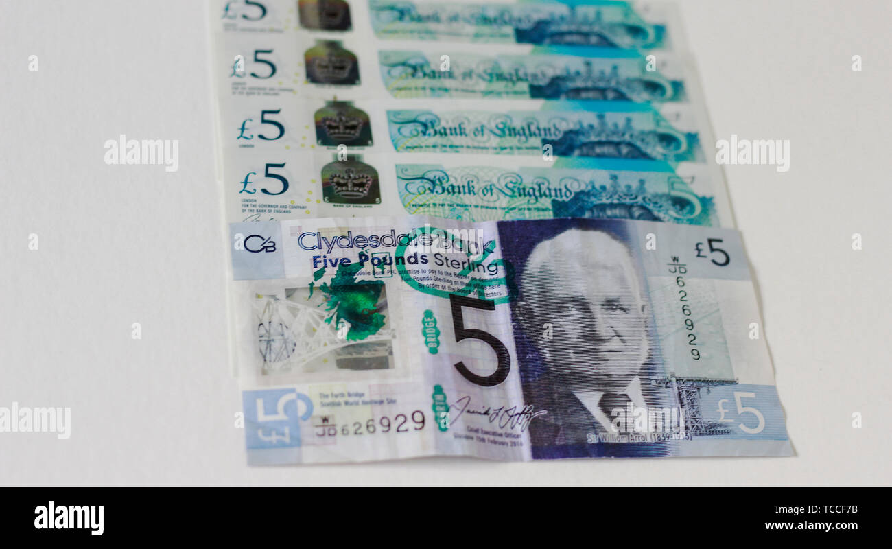 Fünf Pfund Banknoten auf einem weißen Hintergrund, Bank von Schottland 5 £ Note, ein Fünfer, Banknote des Pfund Sterling, Mai 2019, UK. Stockfoto