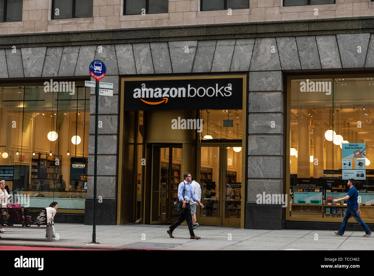 New York City, USA - 31. Juli 2018: Amazon Bücher, berühmte Buchhandlung speichern, mit den Menschen um in Manhattan, New York City, USA Stockfoto